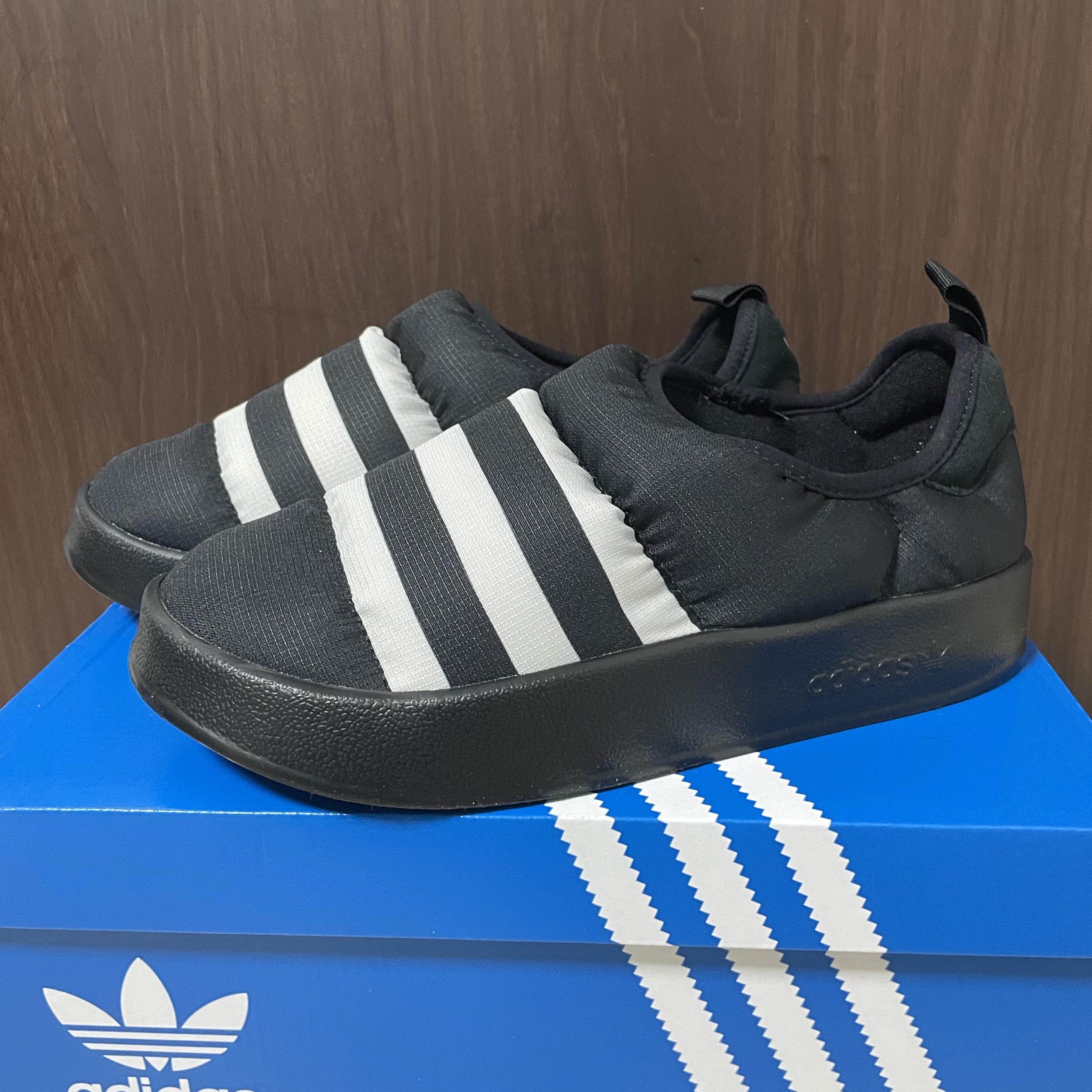 Adidas Puffylette Core Black 착용 스타일 - 1