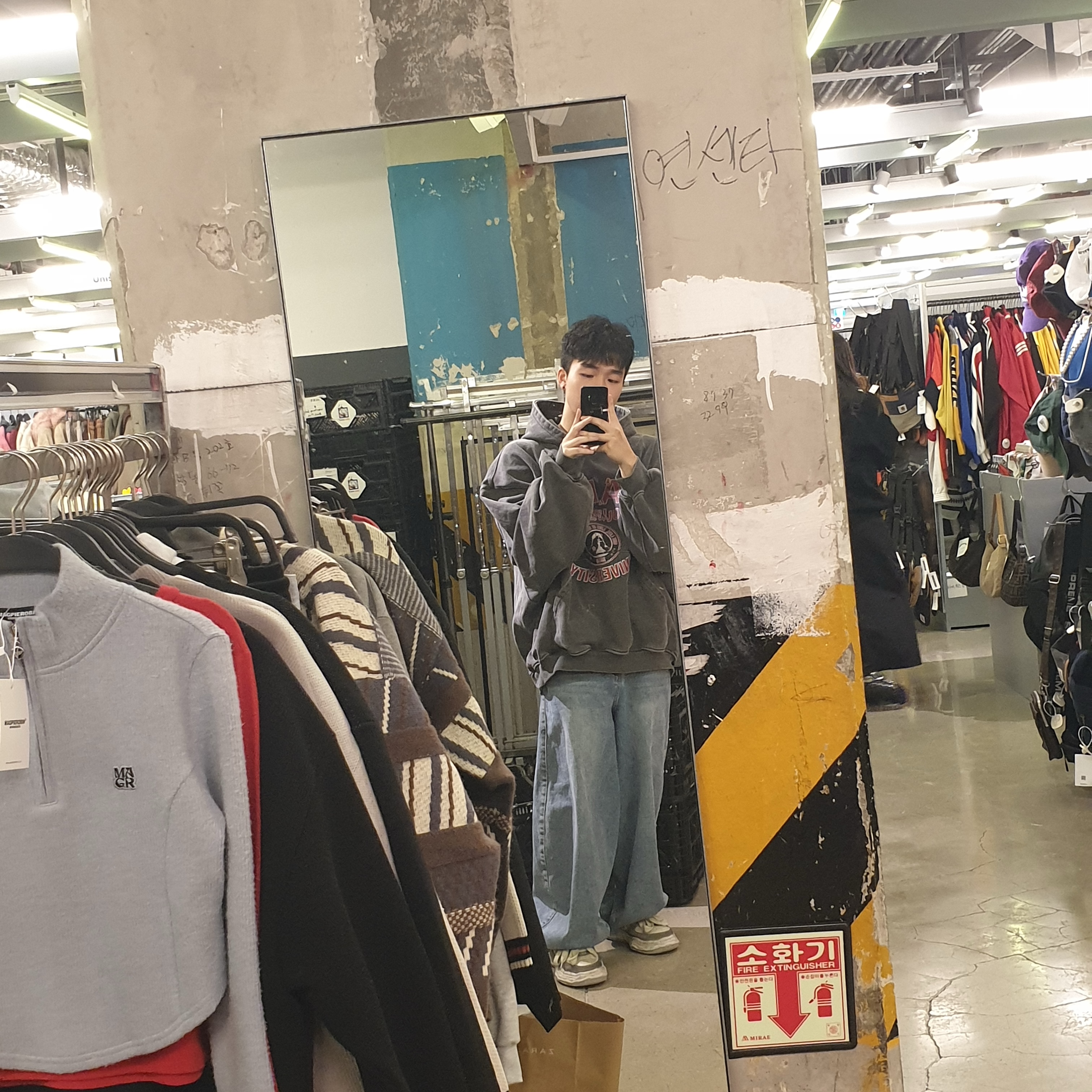Ourpas 075 Ivy League Hoodie Washed Gray, Maison Mihara Yasuhiro Wayne OG Sole Distressed Leather Low-top Sneaker White 착용 스타일 - 2
