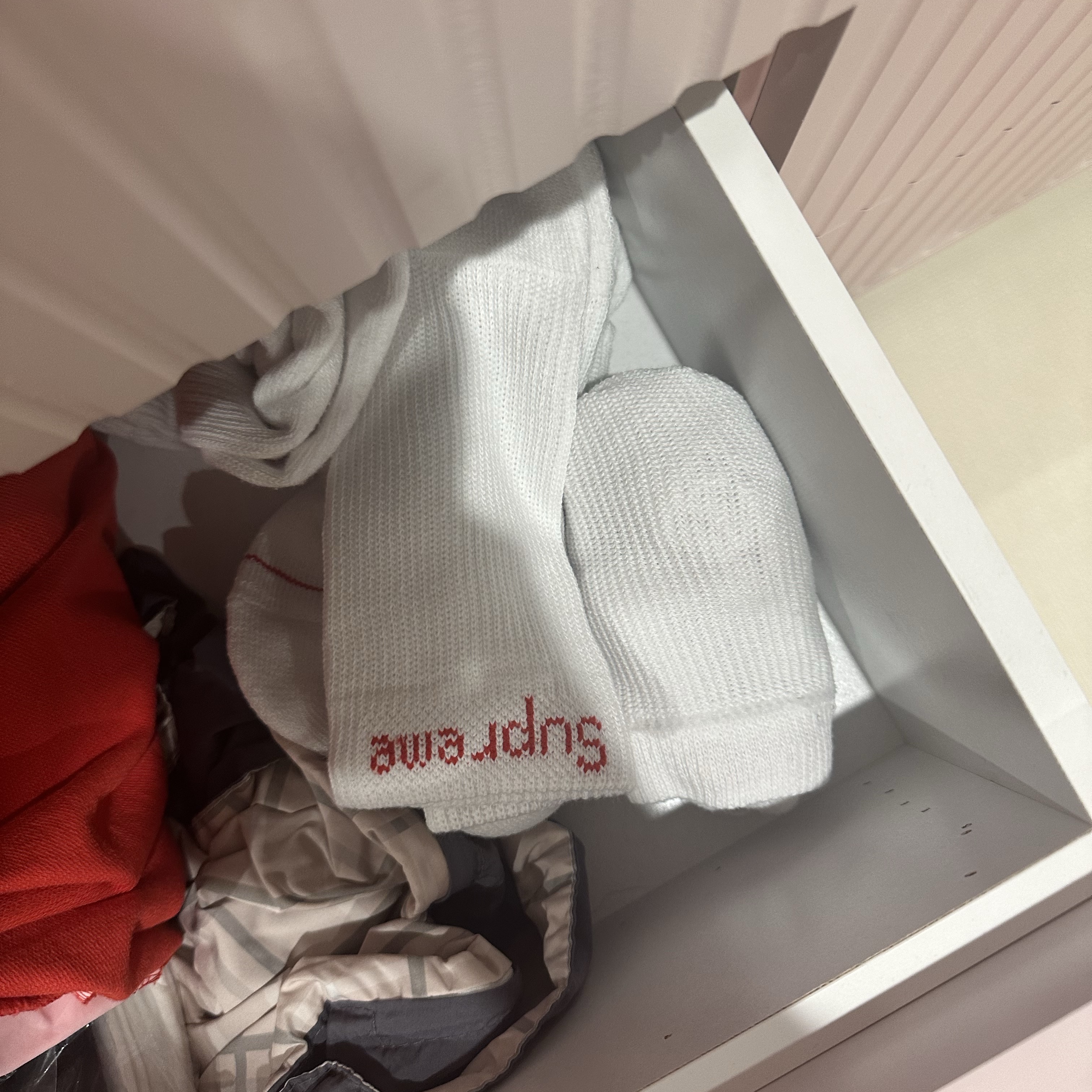 Supreme Hanes Crew Socks White (4 Pack) 착용 스타일