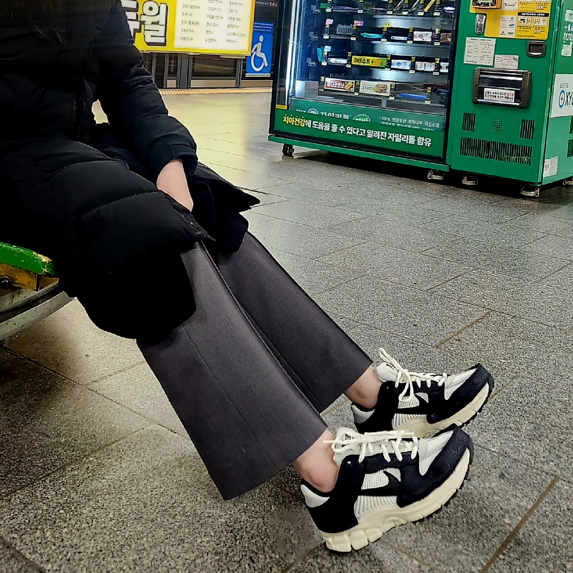 (W) Nike Zoom Vomero 5 Wolf Grey and Black 착용 스타일
