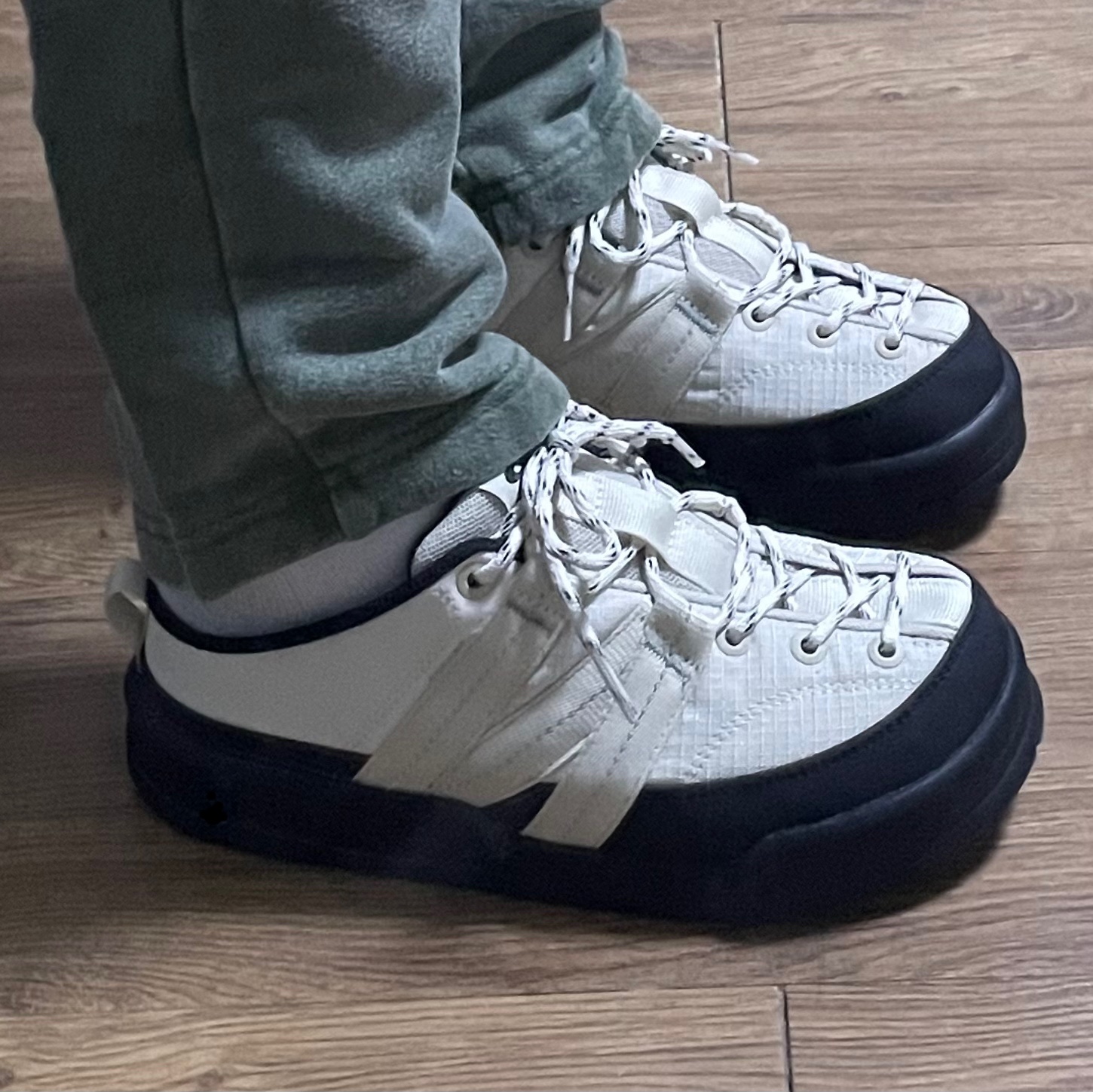 New Balance CRV Mule V2 Ivory 착용 스타일 - 1