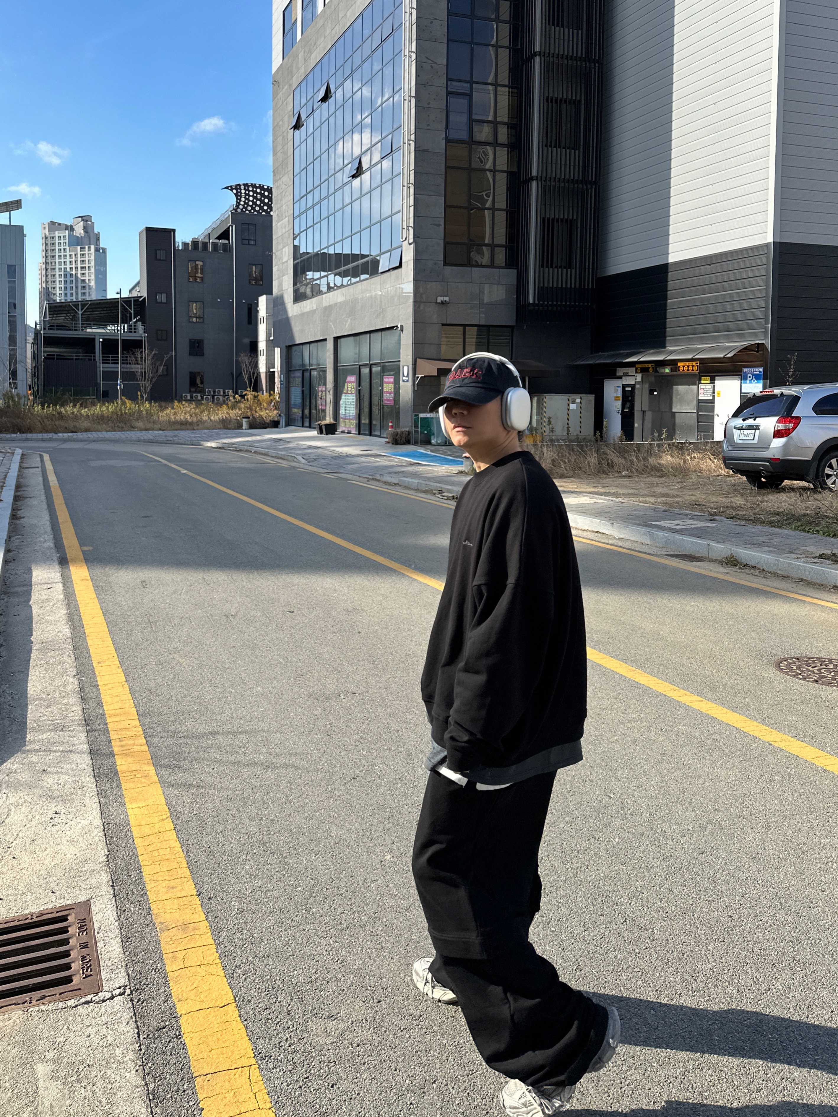 Balenciaga 3XL Sneakers Light Beige, Apple AirPods Max Lightning Silver (Korean Ver.) 착용 스타일 - 3