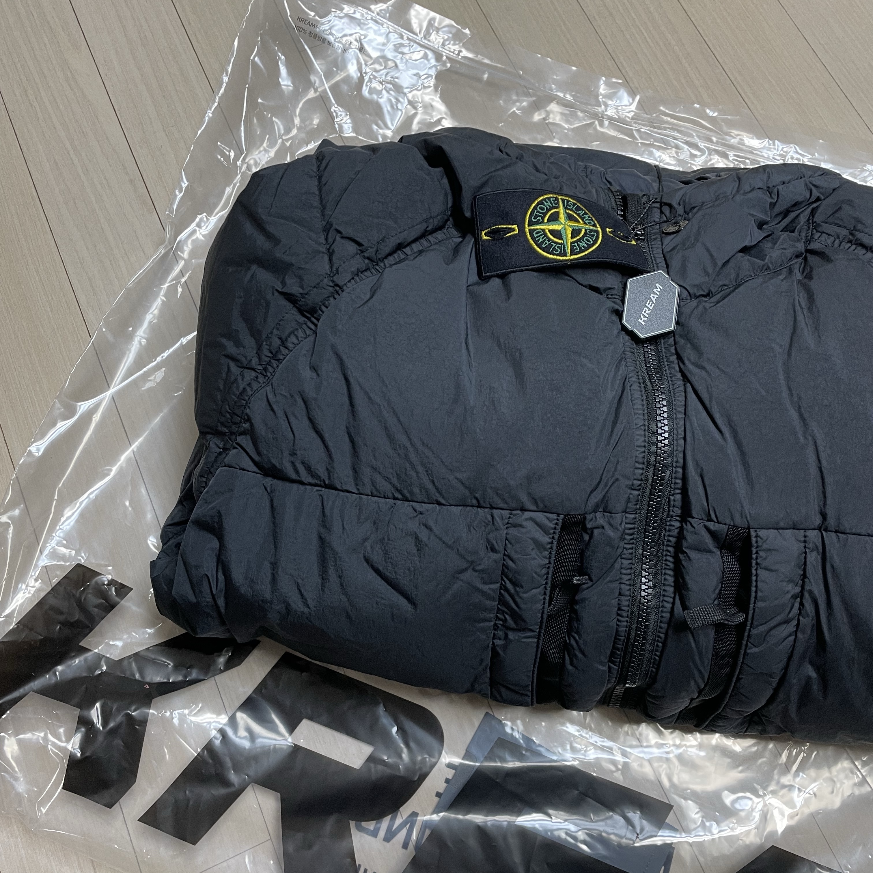Stone Island 40723 Garment Dyed Crinkle Reps Recycled Nylon Hooded Down Jacket Black - 23FW 착용 스타일 - 2
