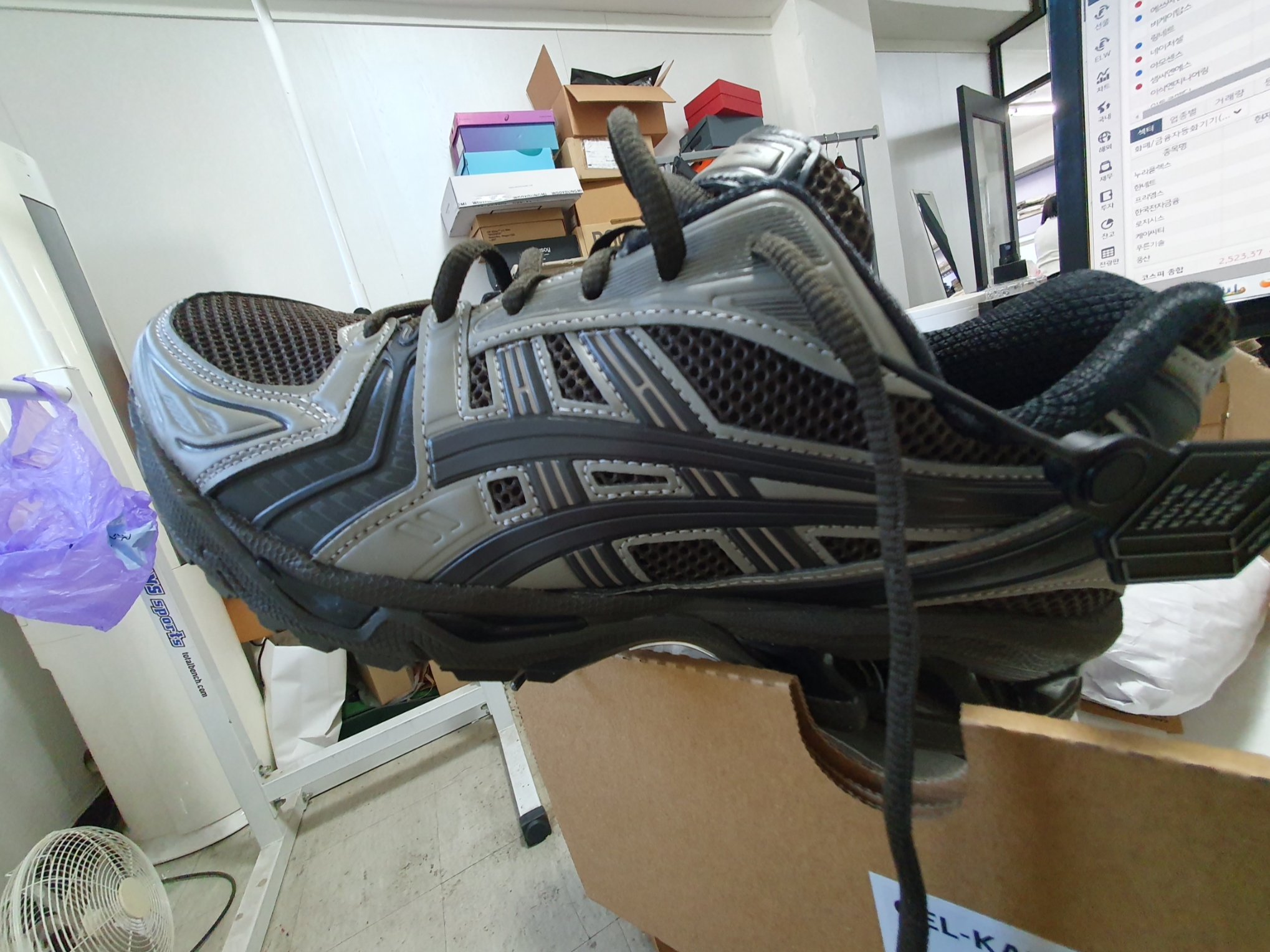 Asics x Atmos x Undermycar Gel-Kayano 14 Pepper Black 착용 스타일