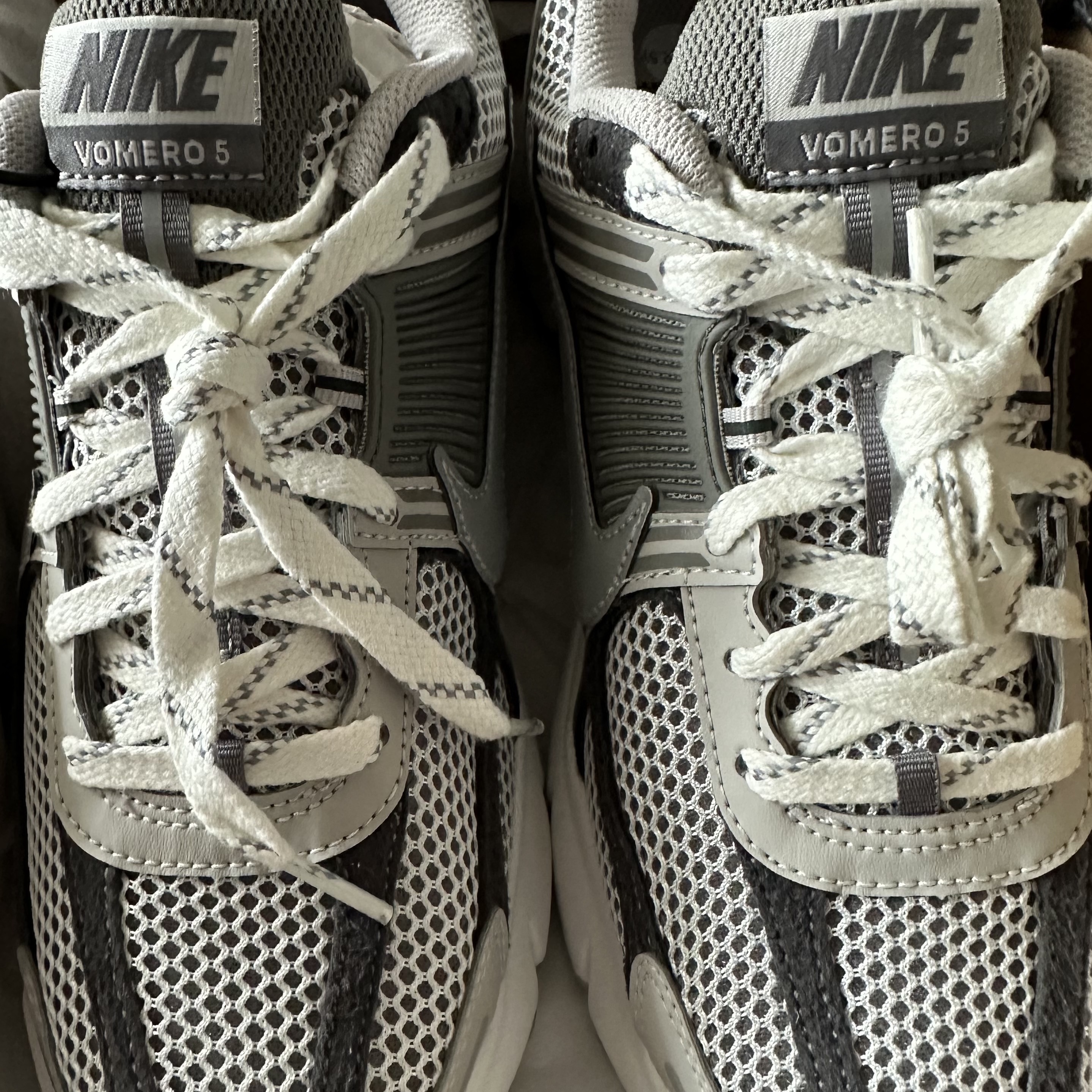Nike Zoom Vomero 5 PRM Light Iron Ore and Flat Fewter 착용 스타일