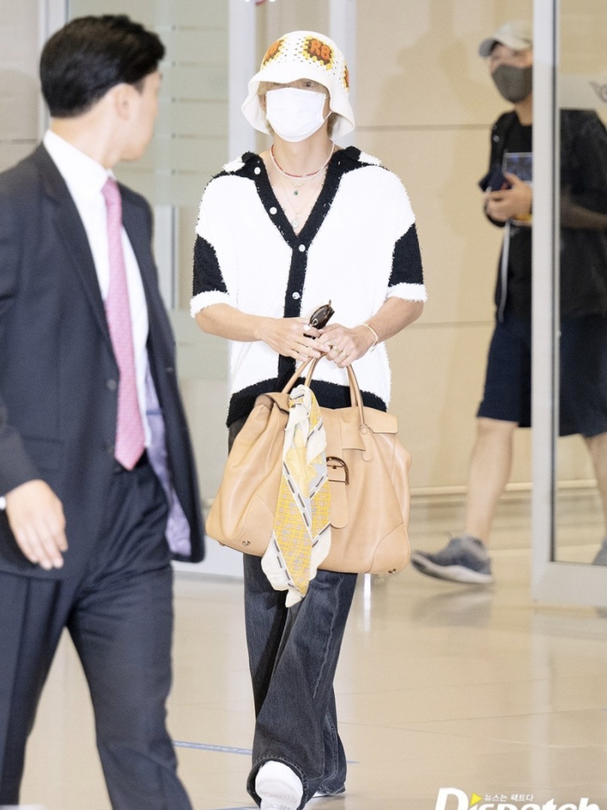 Nike Air Force 1 '07 Low White, Acne Studios Loose Fit Jeans 2021M Black 착용 스타일 - 2