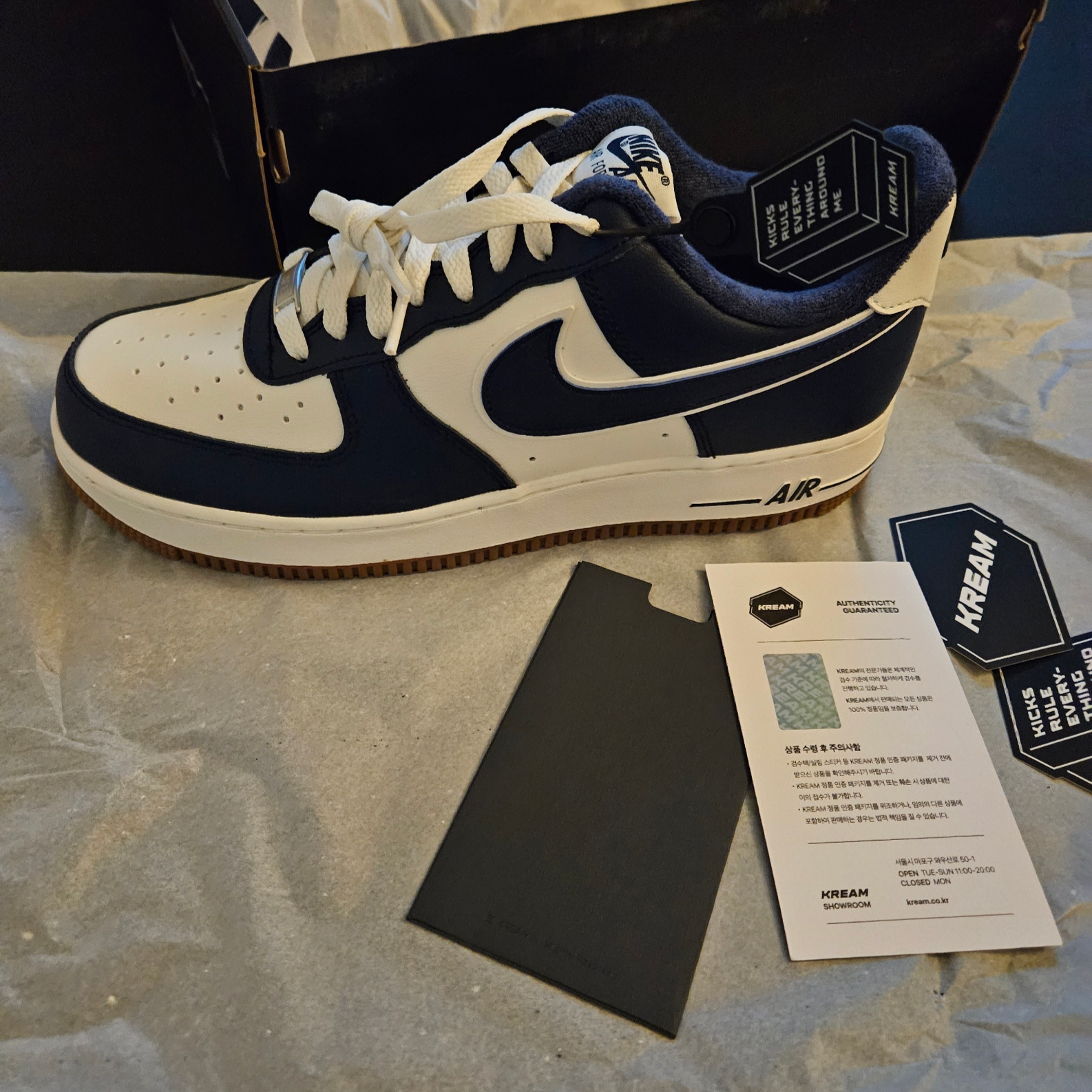 Nike Air Force 1 '07 LV8 Midnight Navy 착용 스타일