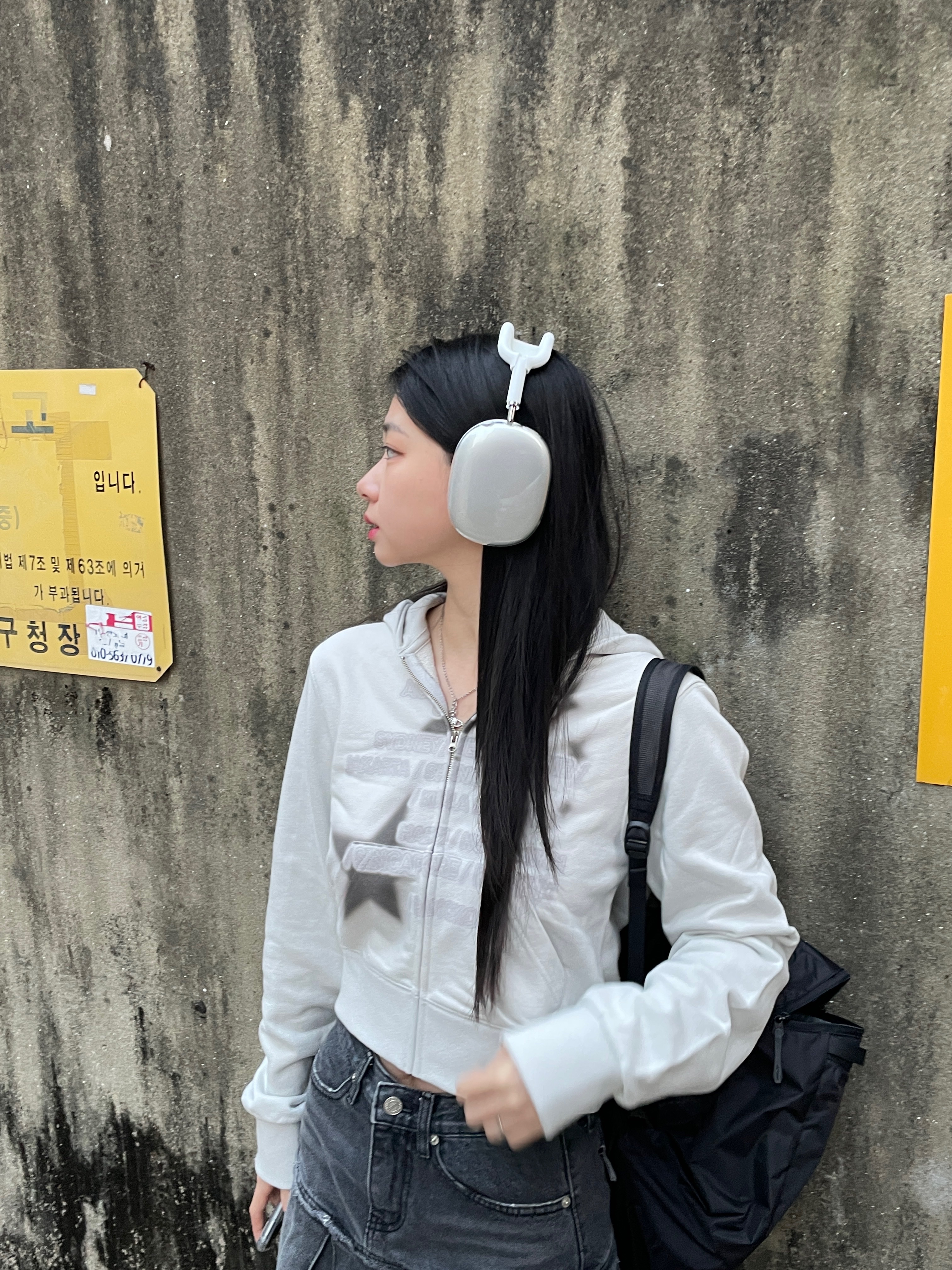 Apple AirPods Max Lightning Silver (Korean Ver.), Arc'teryx Heliad 10 Backpack Black 착용 스타일 - 2