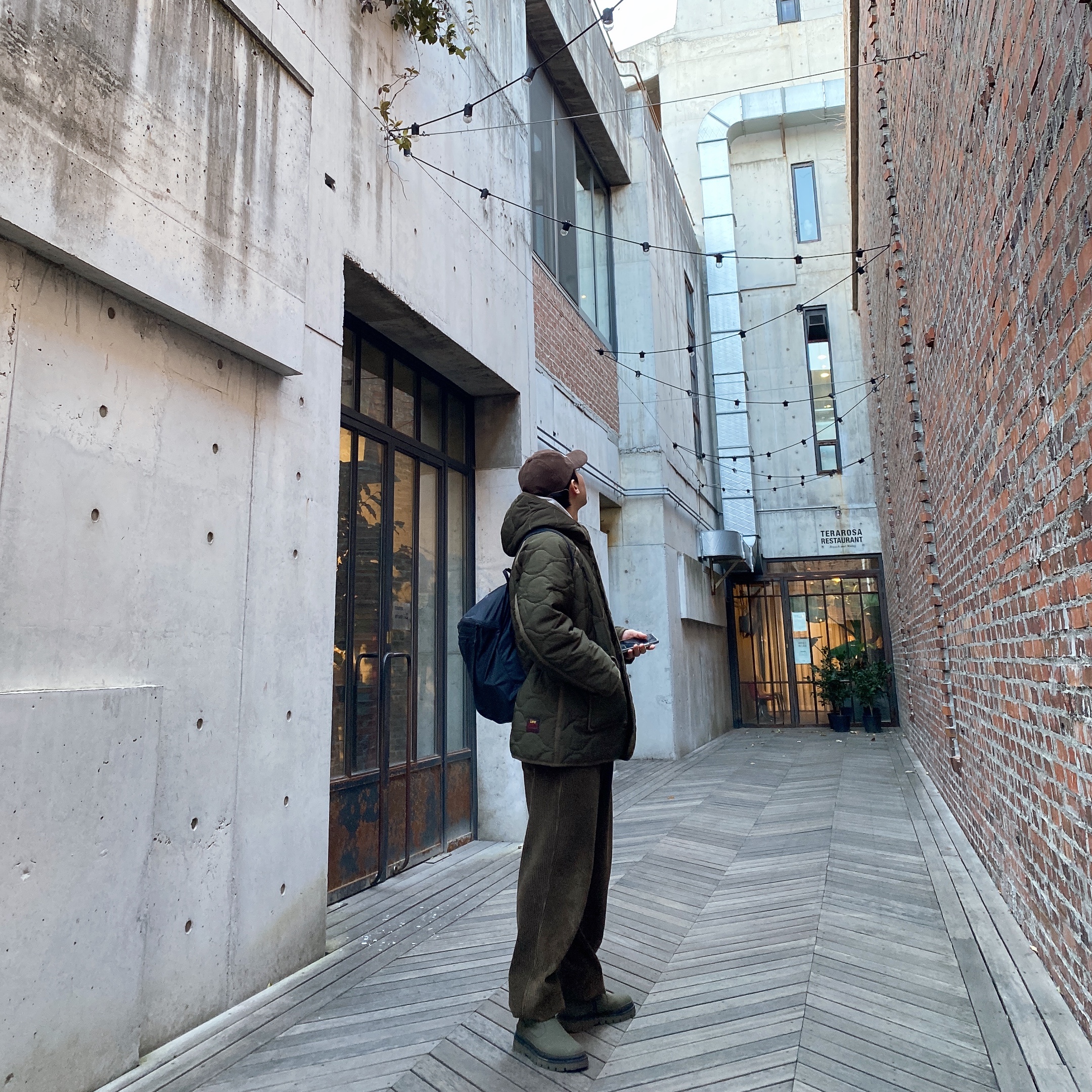 Arc'teryx Heliad 15 Backpack Black, The Museum Visitor Corduroy Ball Cap Brown 착용 스타일 - 4