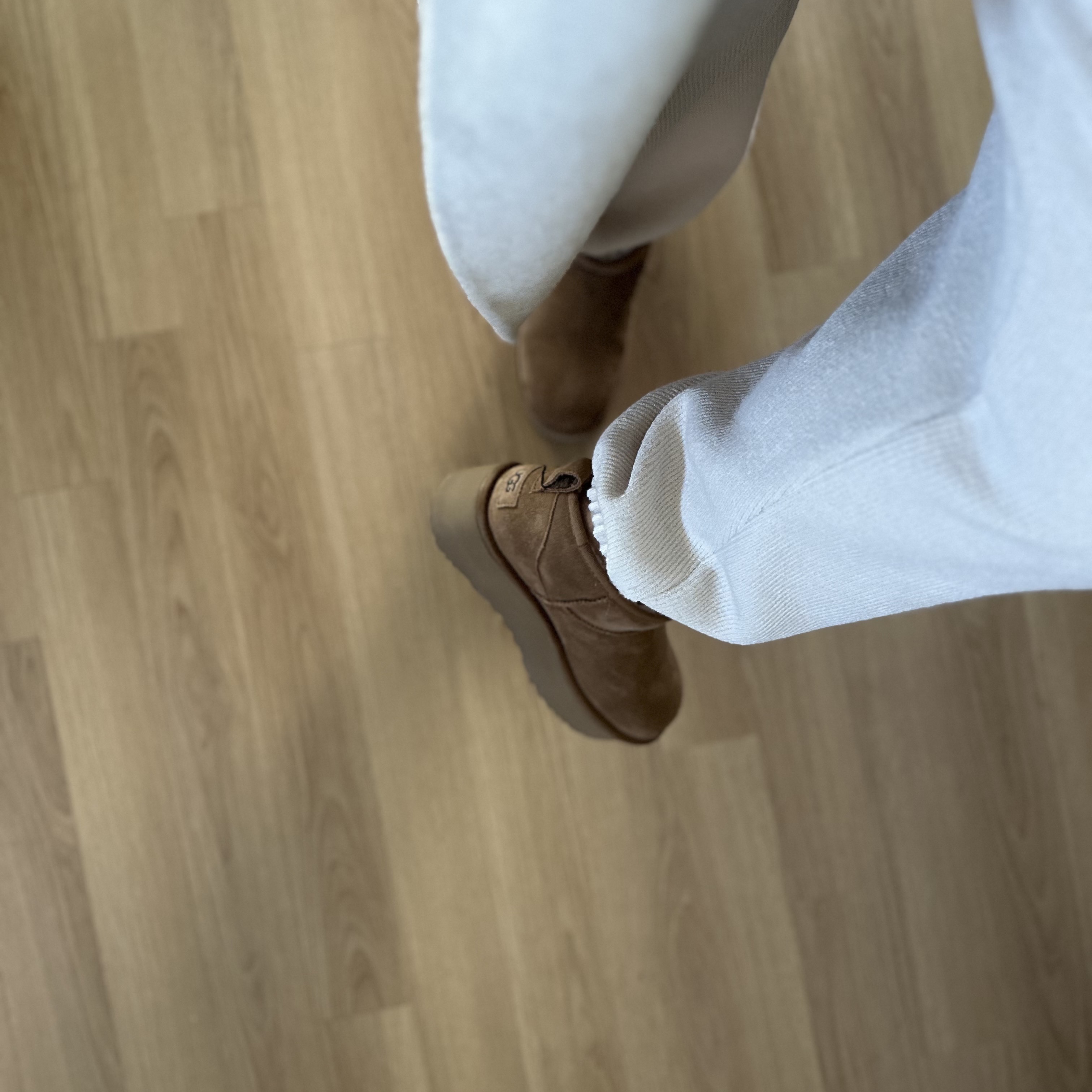 (W) UGG Classic Ultra Mini Platform Boots Chestnut 착용 스타일 - 1