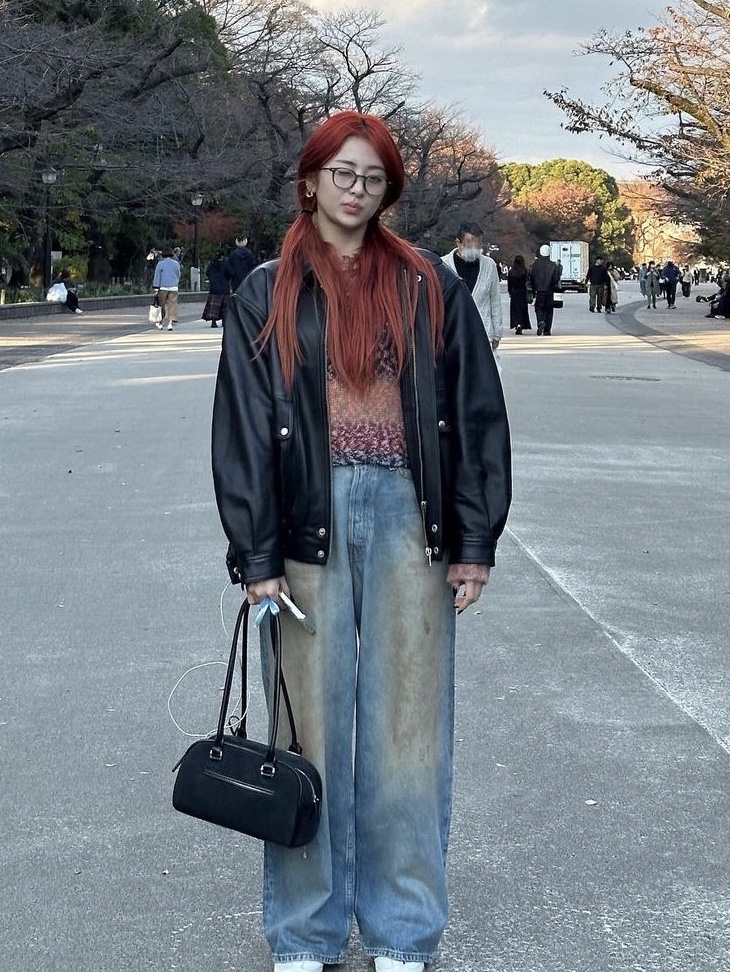 Acne Studios Super Baggy Fit Jeans 2003 Mid Blue 착용 스타일