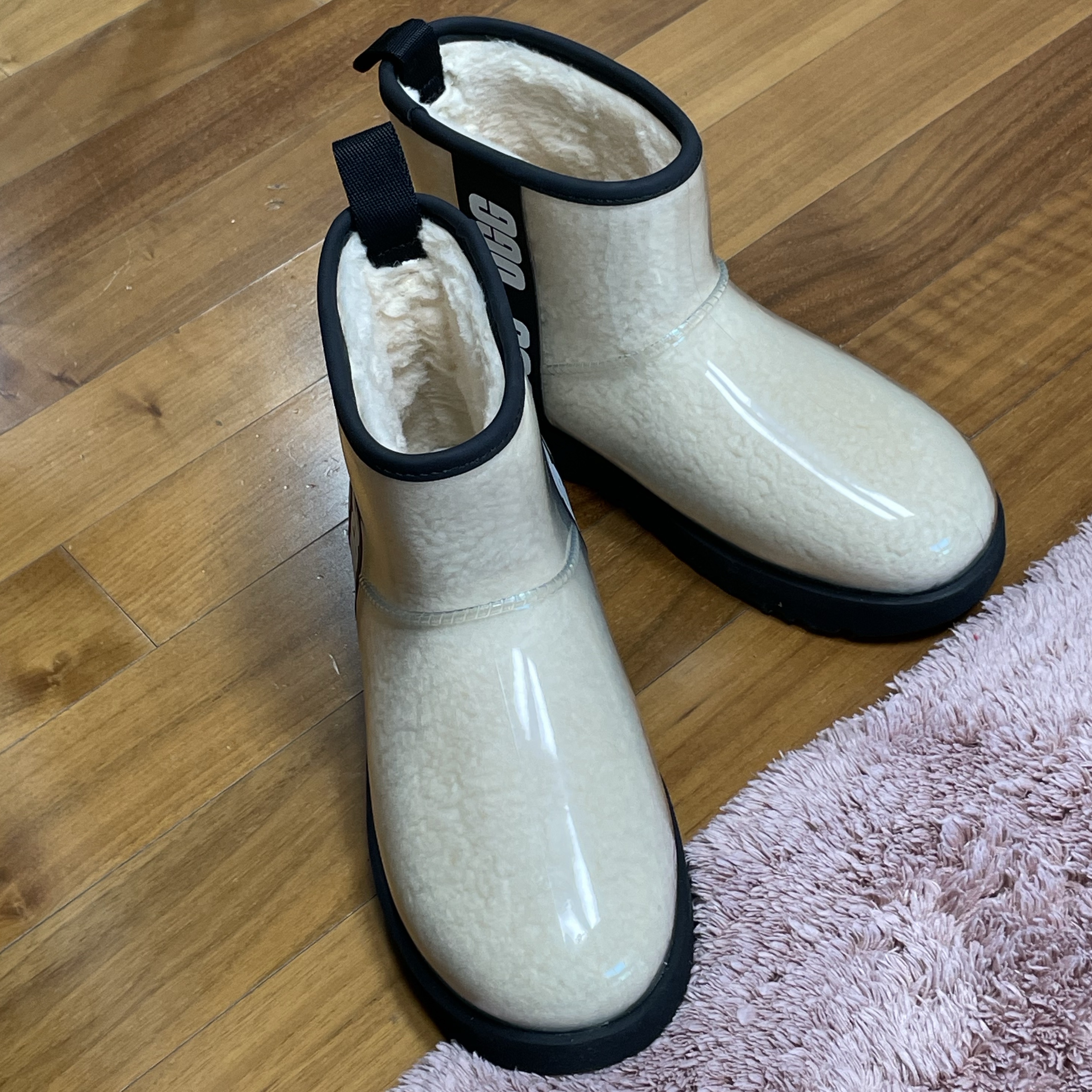 (W) UGG Classic Clear Mini Boots Natural Black 착용 스타일 - 2
