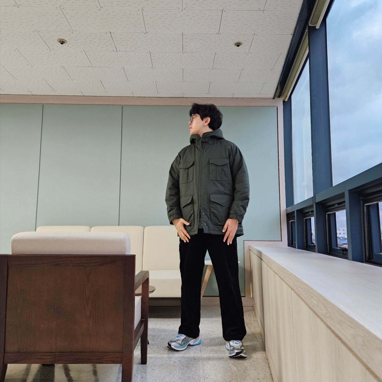 Puma Velophasis Phased White Porcelain, Uniqlo x Engineered Garments Pufftech Utility Jacket Olive 착용 스타일 - 1