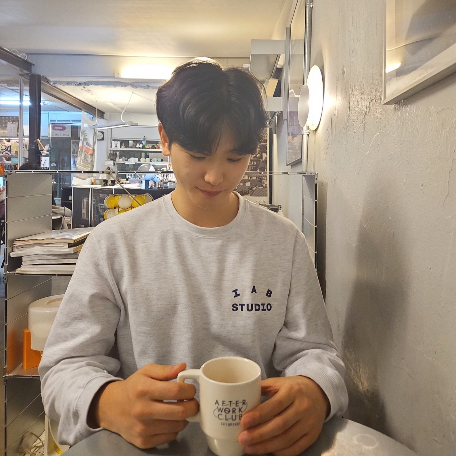 IAB Studio Long Sleeve Light Gray 착용 스타일