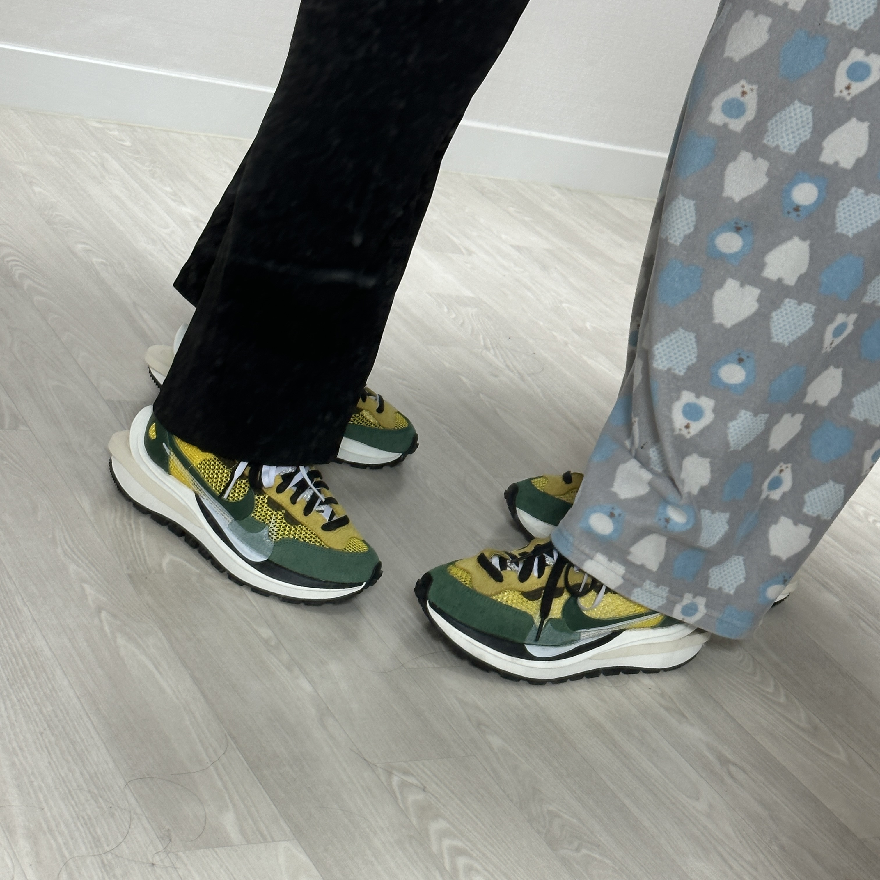 Nike x Sacai VaporWaffle Tour Yellow & Gorge Green Sail 착용 스타일