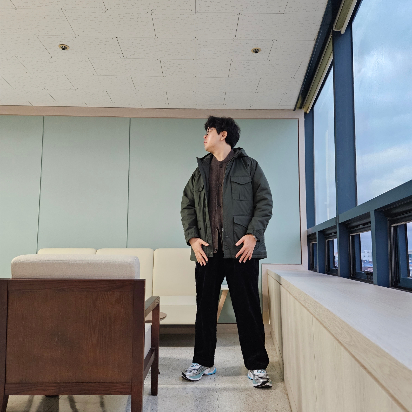 Puma Velophasis Phased White Porcelain, Uniqlo x Engineered Garments Pufftech Utility Jacket Olive 착용 스타일 - 2