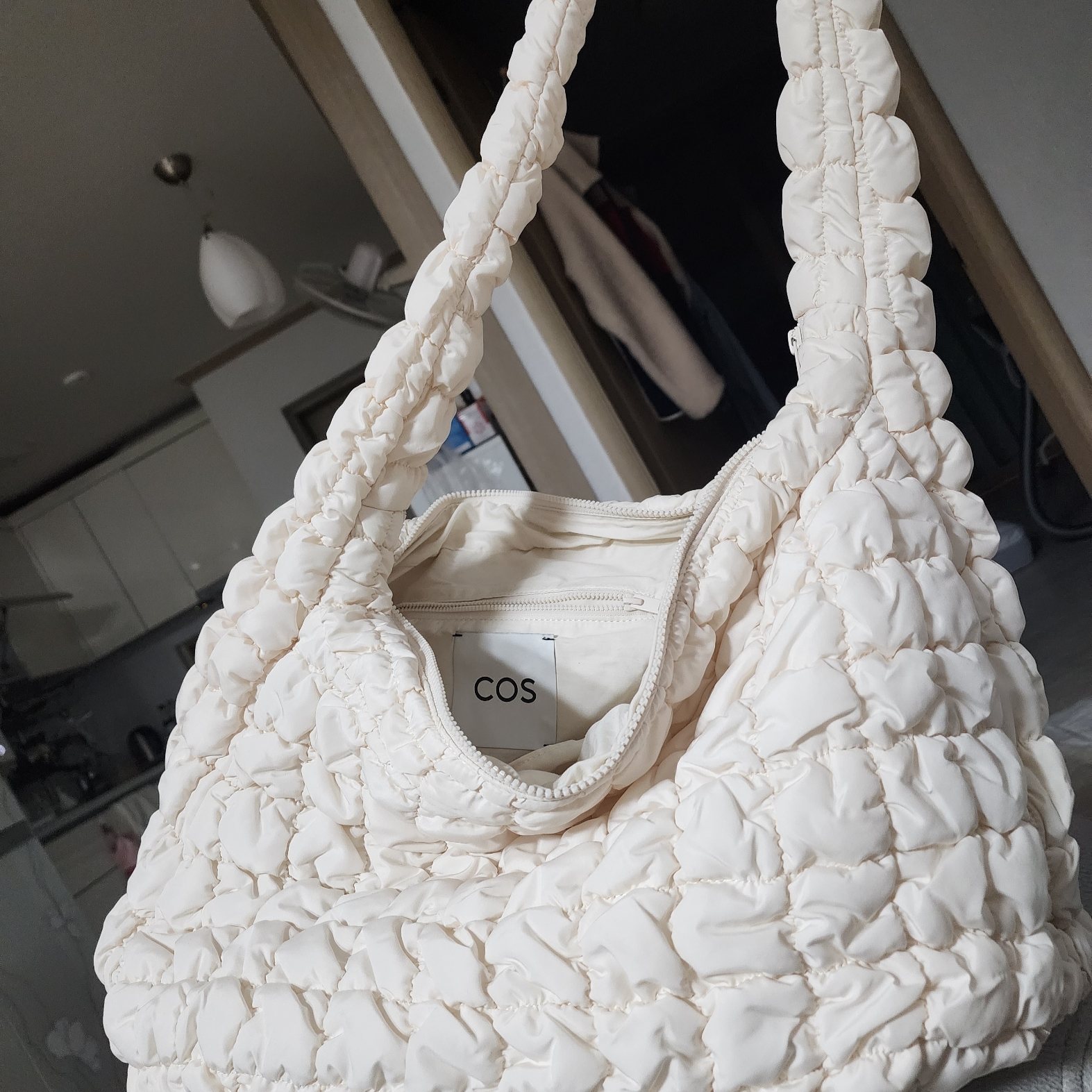 COS Quilted Oversized Shoulder Bag Off White Light Beige 착용 스타일