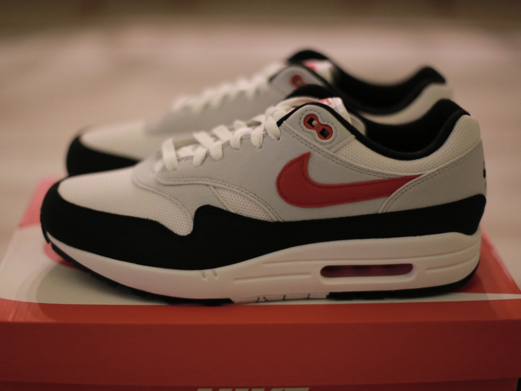 Nike Air Max 1 Pure Platinum and University Red 착용 스타일 - 1