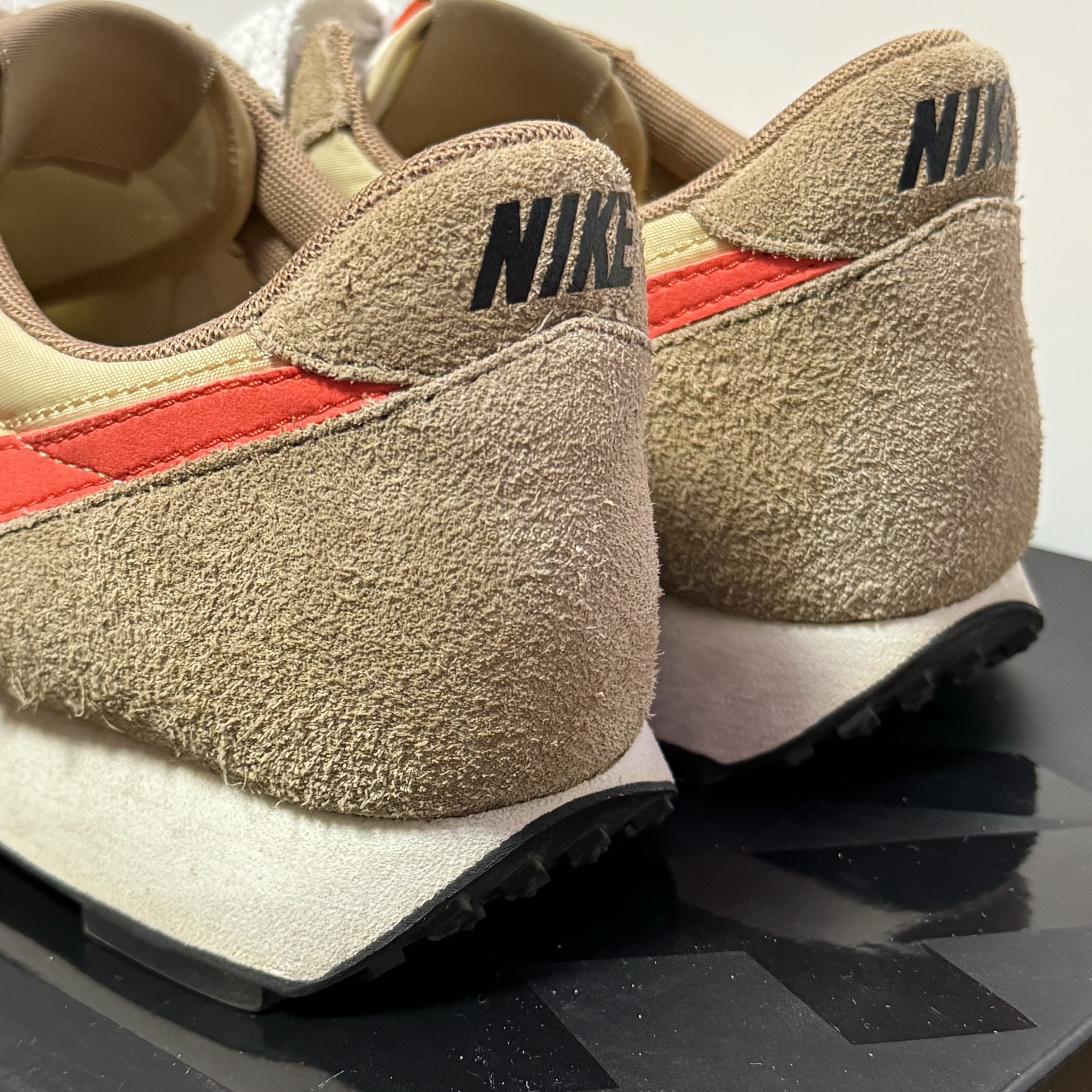 Nike Daybreak SP Vegas Gold College Orange 착용 스타일 - 2