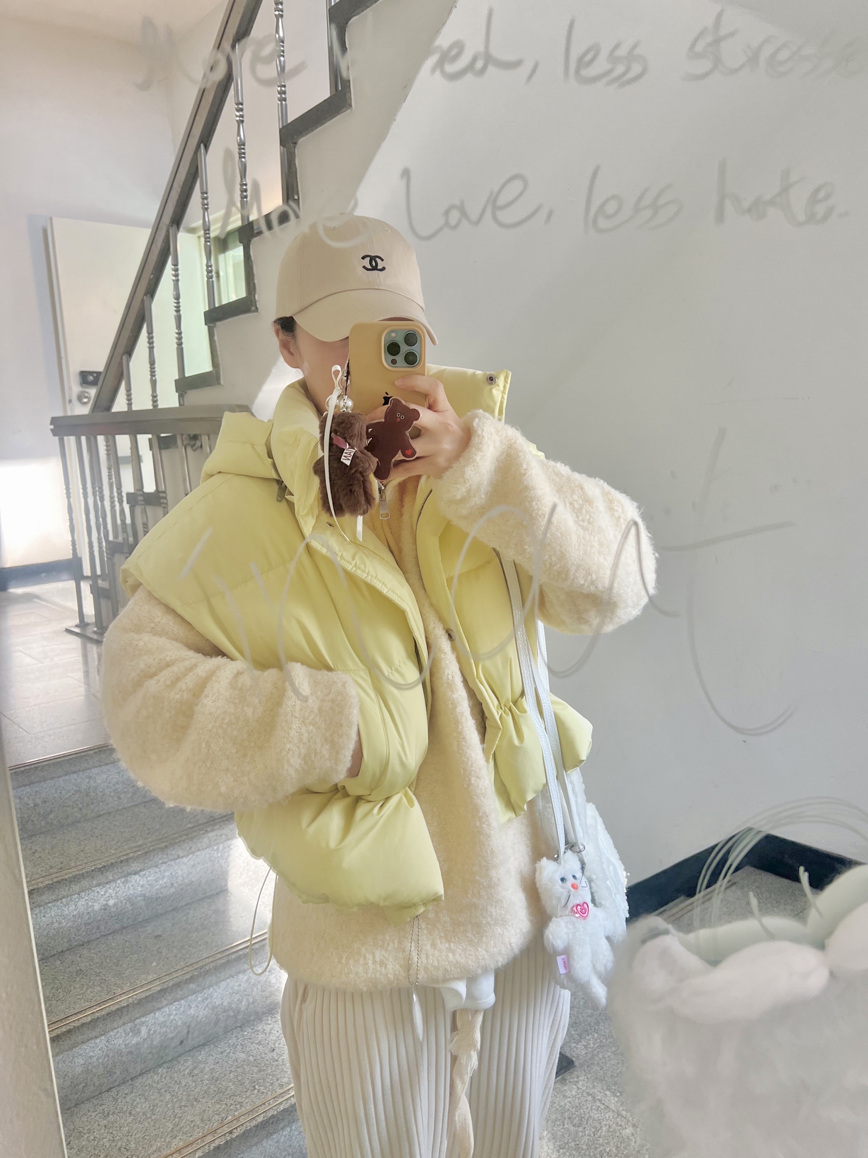 Telfar Small Shopping Bag White, (W) UGG Ultra Mini UGG Fluff Chestnut 착용 스타일 - 3