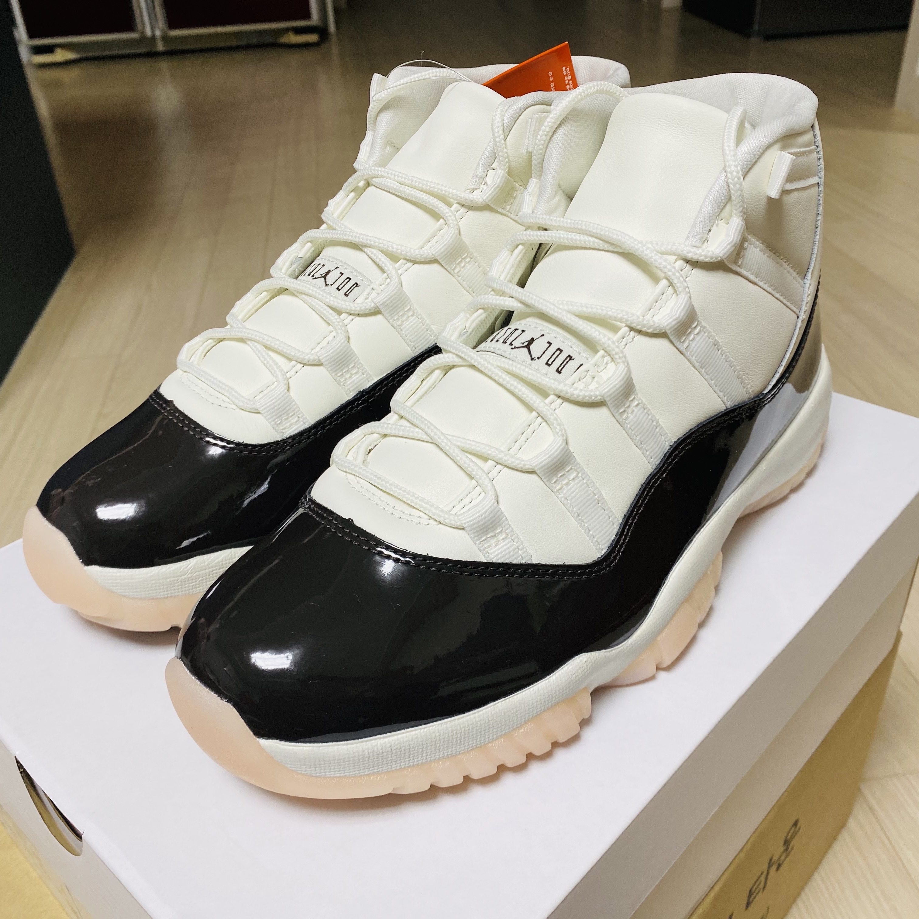 (W) Jordan 11 Retro Neapolitan 착용 스타일 - 1