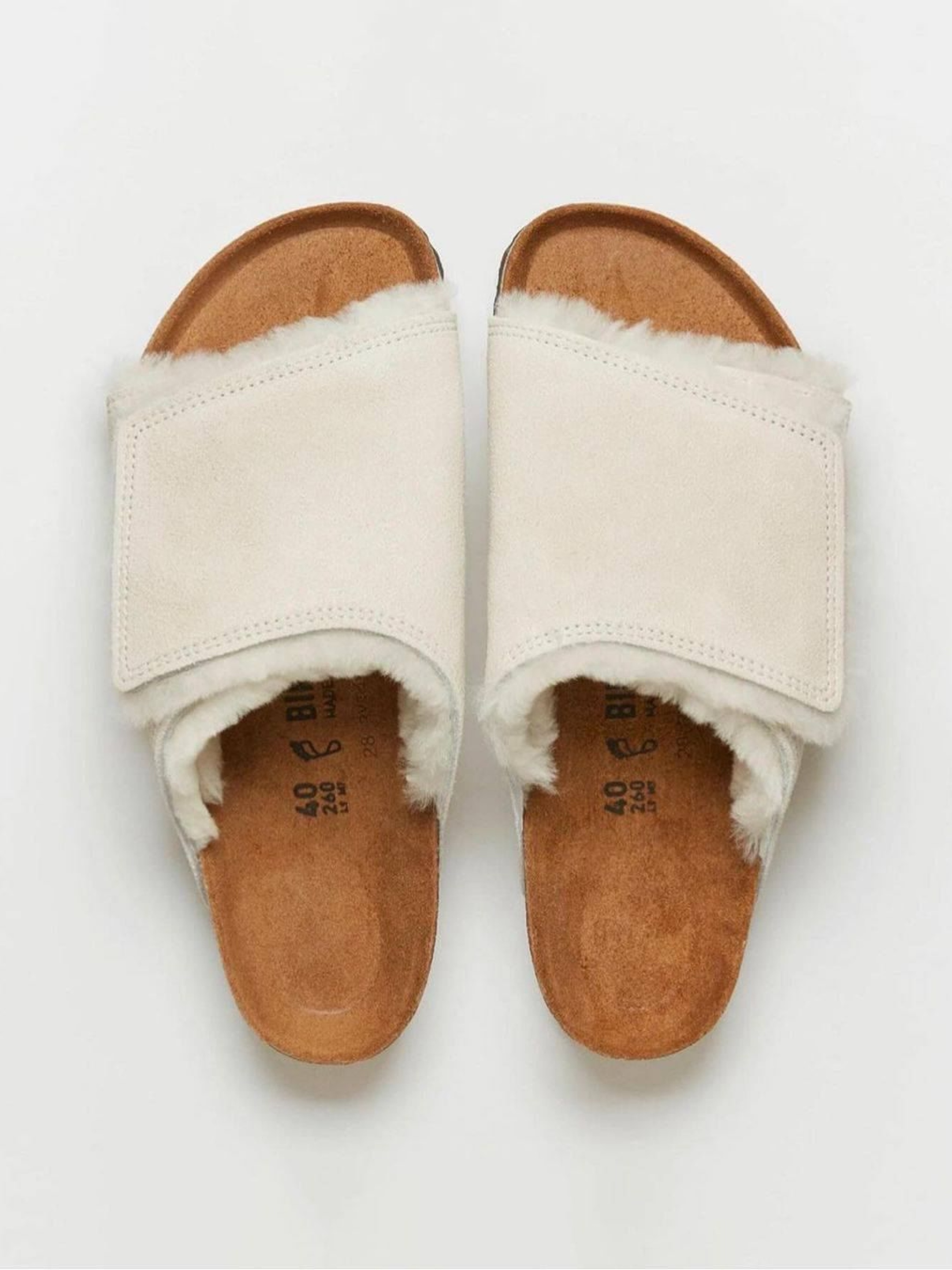 Birkenstock x Stussy Solana Shearling Slide Bone, Birkenstock x Stussy Solana Shearling Slide Washed Green 착용 스타일 - 2