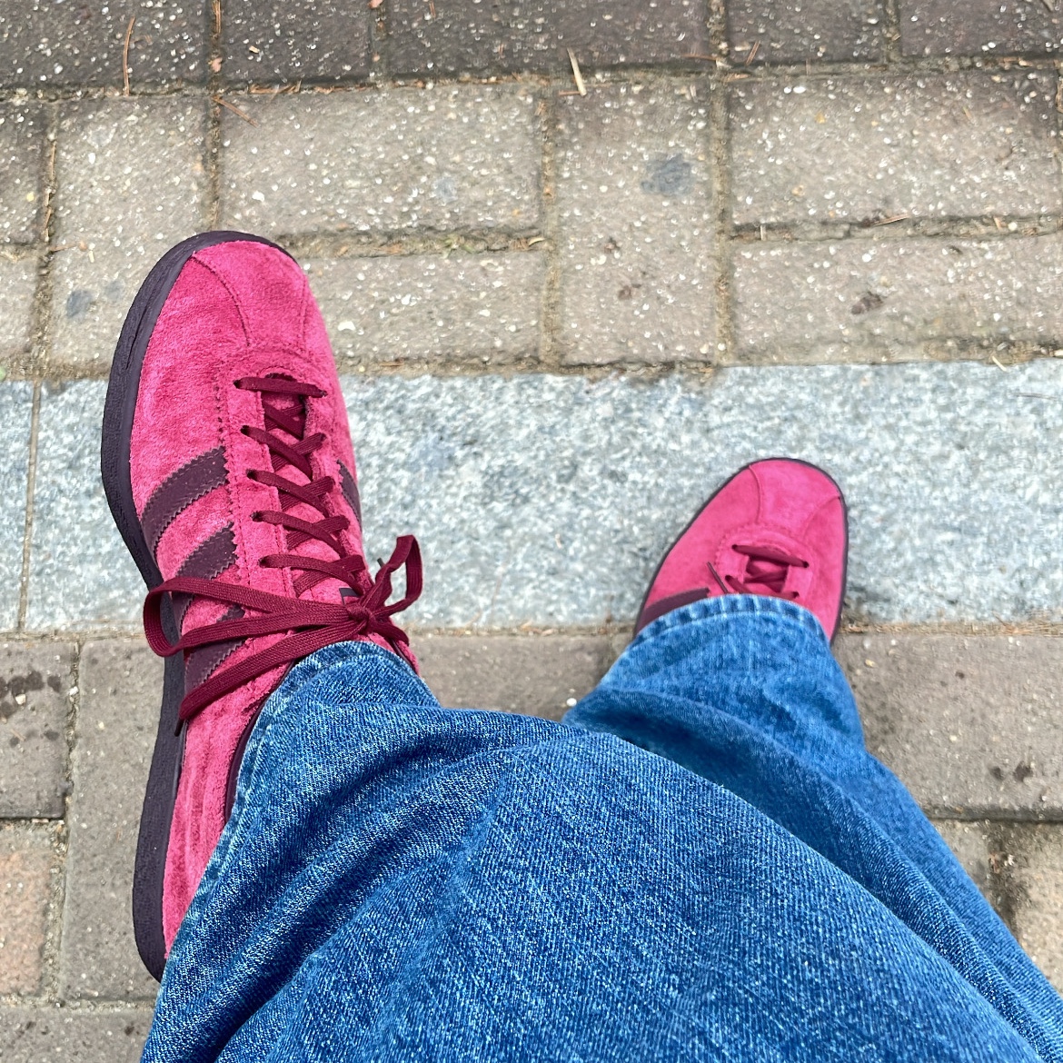 Adidas Tobacco Gruen Collegiate Burgundy 착용 스타일