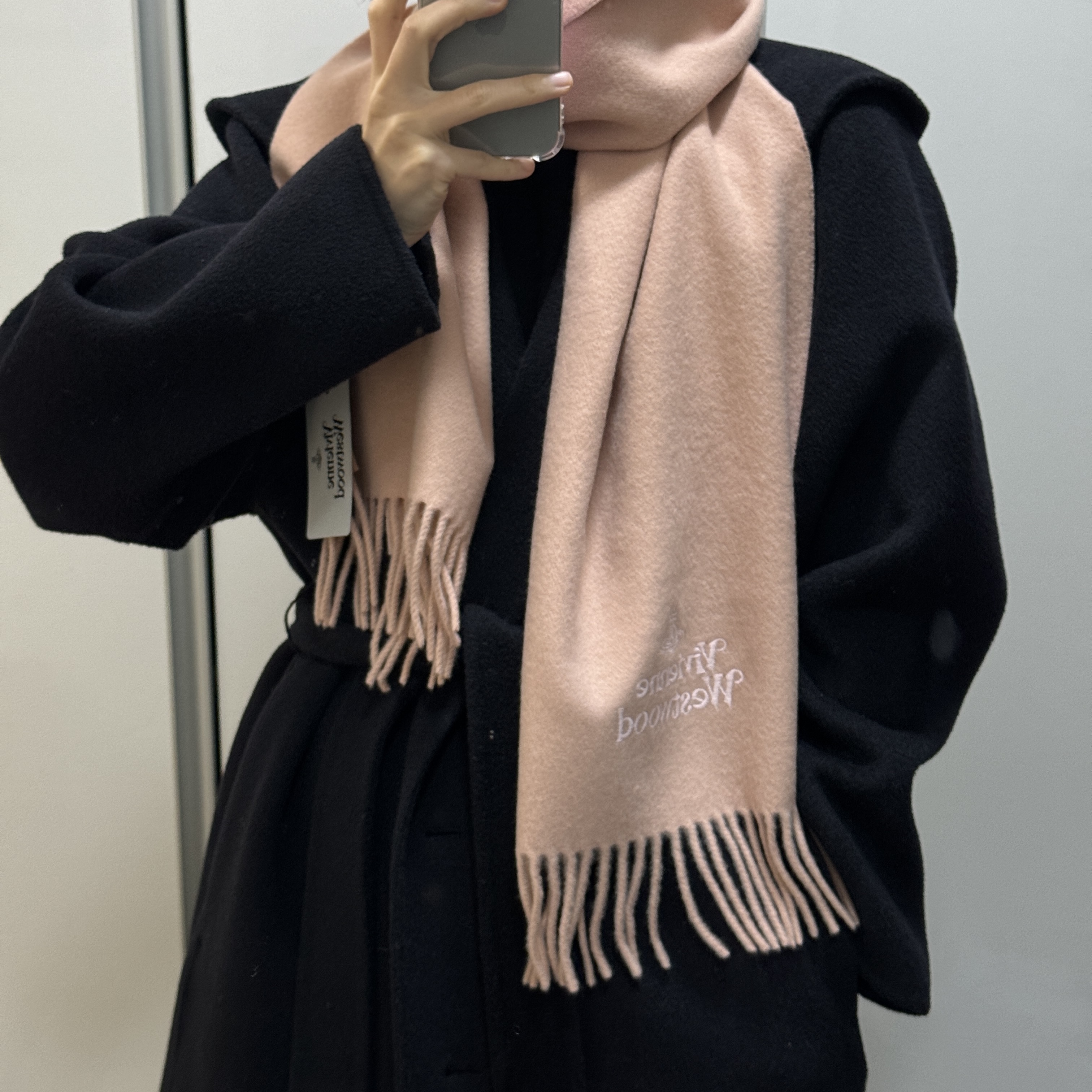 Vivienne Westwood Embroidered Logo Muffler Powder Pink 착용 스타일 - 1