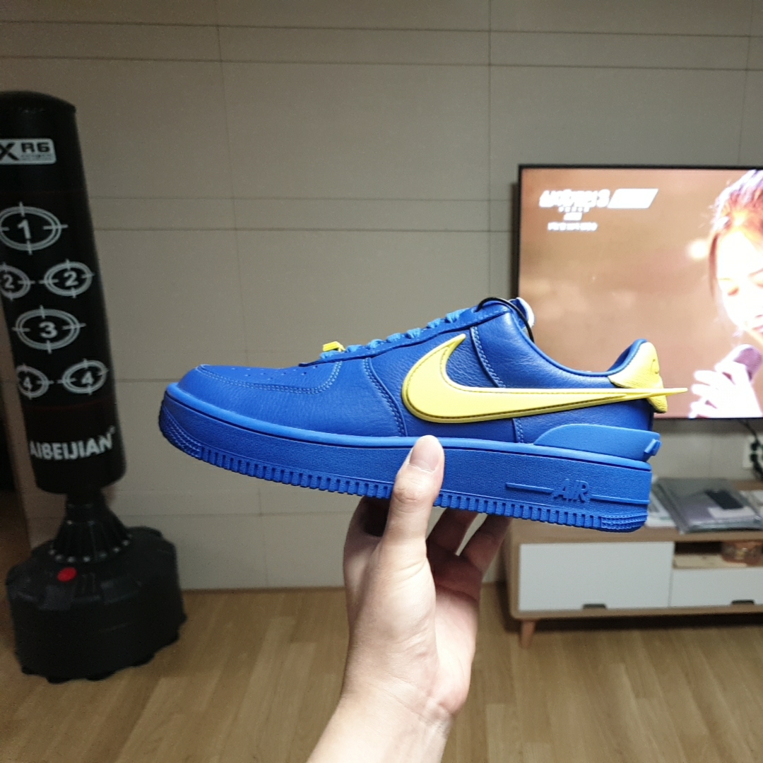Nike x Ambush Air Force 1 Low SP Game Royal and Vivid Sulfur 착용 스타일 - 3