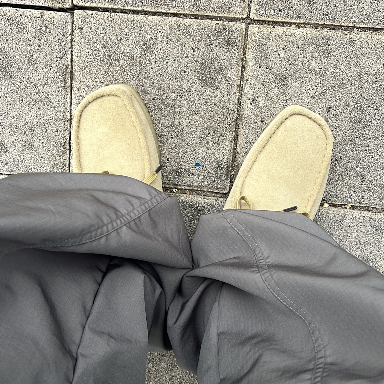 Clarks Wallabee Maple Suede 착용 스타일 - 1