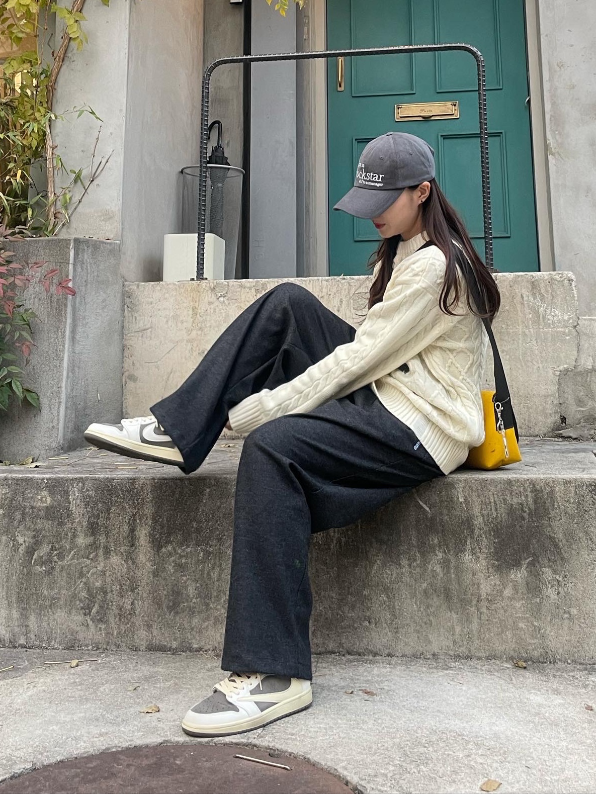 Jordan 1 x Travis Scott Retro Low OG SP Sail and Ridgerock 착용 스타일