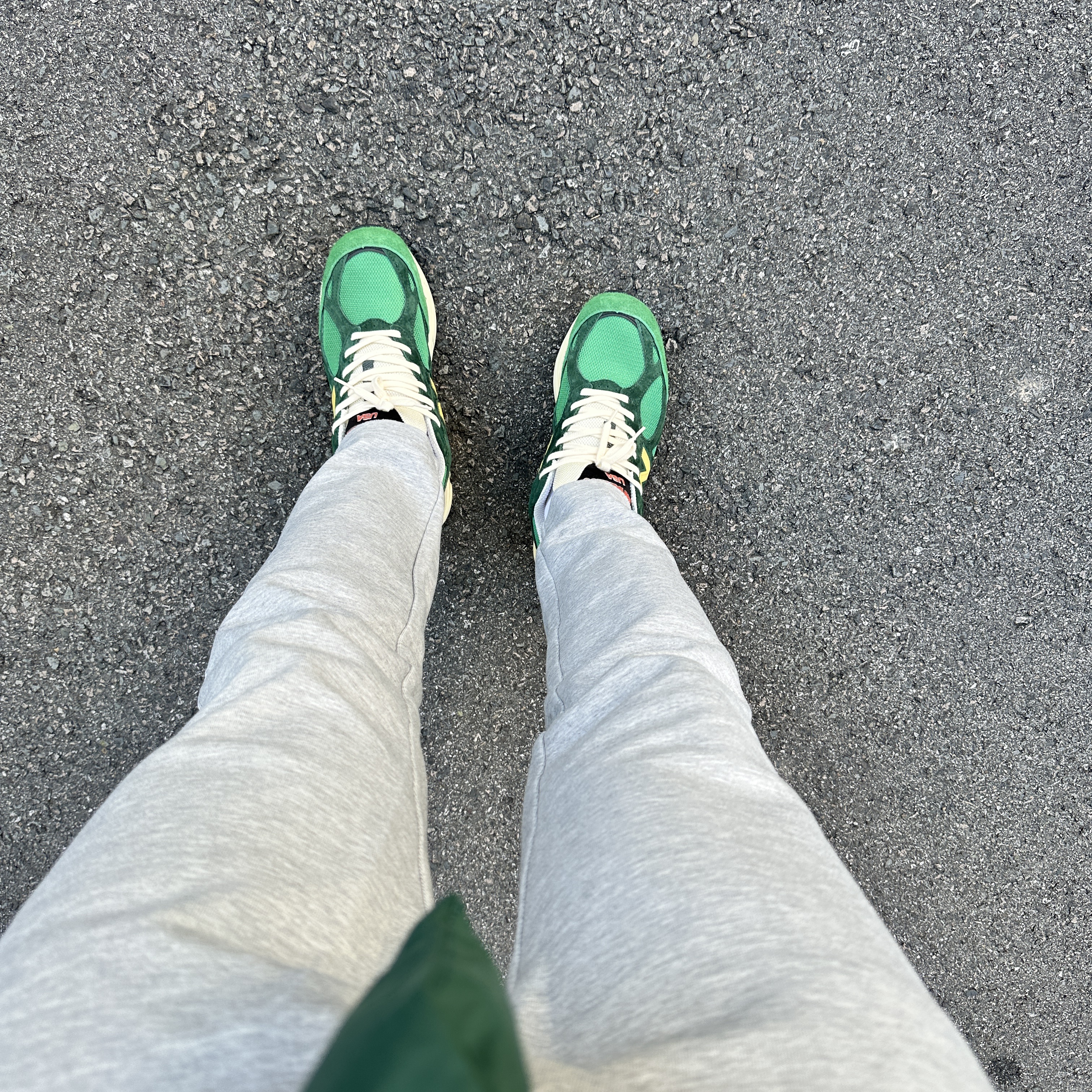New Balance 990v3 Made in USA Kelly Green Varsity Gold 착용 스타일 - 5