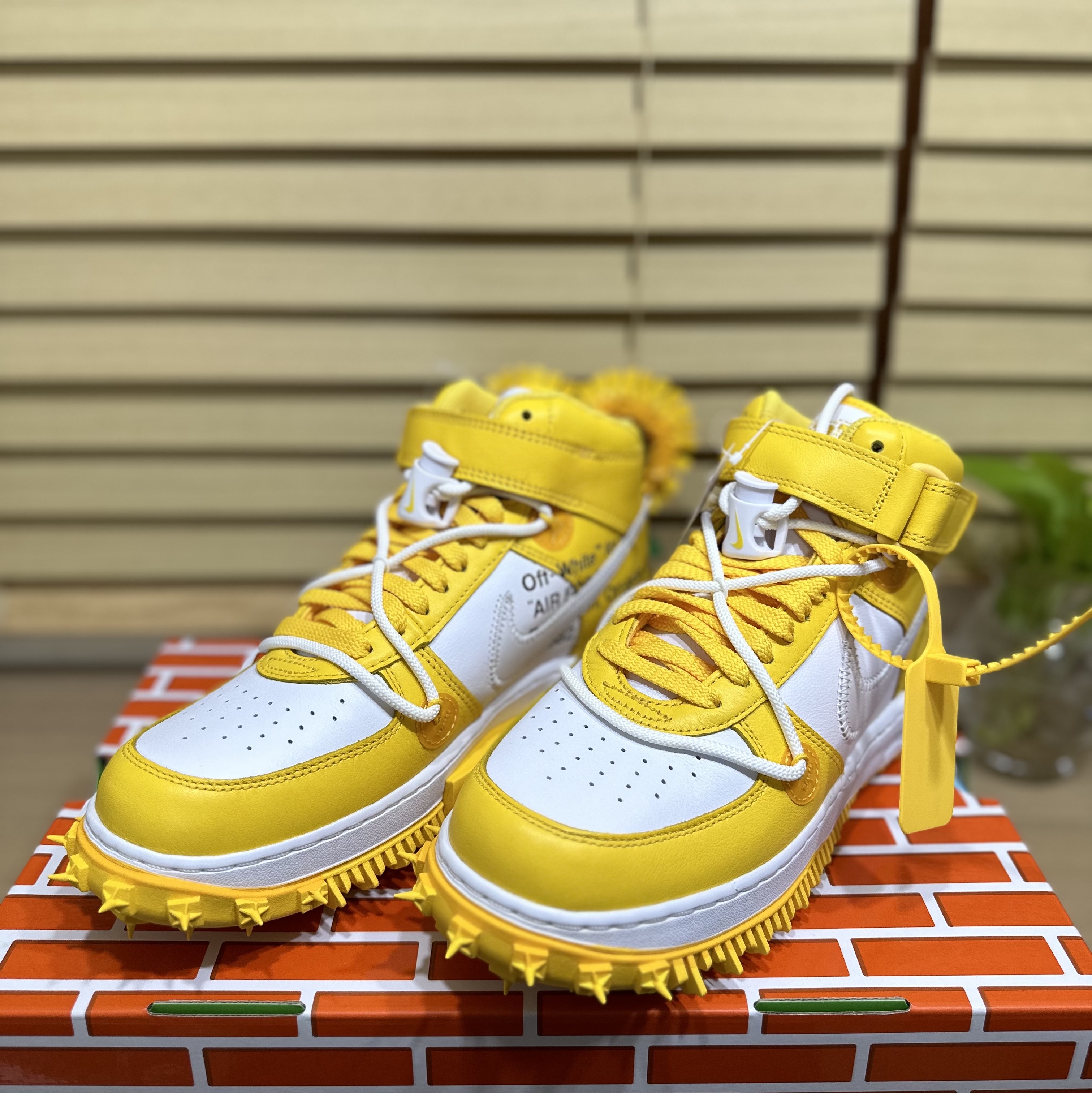 Nike x Off-White Air Force 1 Mid SP Leather Varsity Maize 착용 스타일