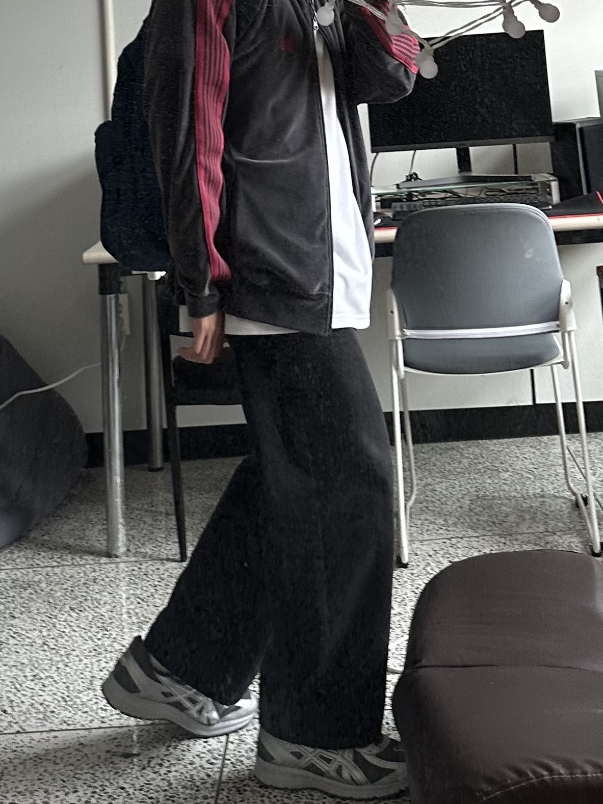 Needles R.C. Track Jacket Velour Charcoal, Asics Jog 100 S SMU Sheet Rock Pure Silver - 2E Wide 착용 스타일 - 2