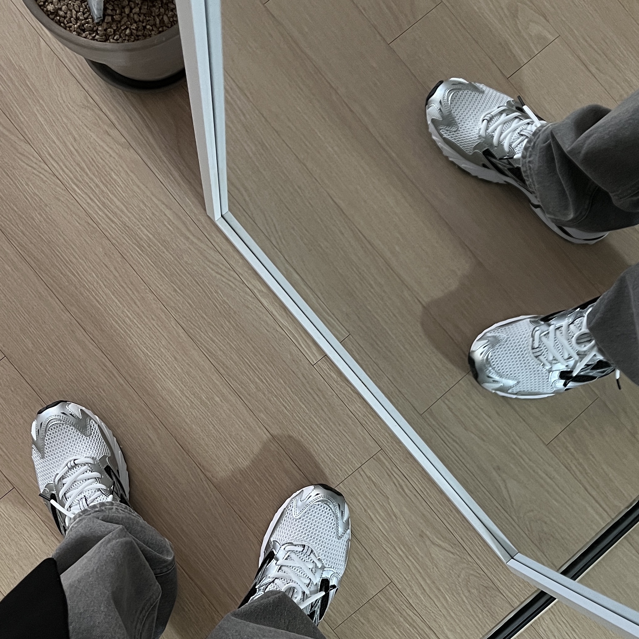 Mizuno Wave Rider 10 White Silver Black 착용 스타일