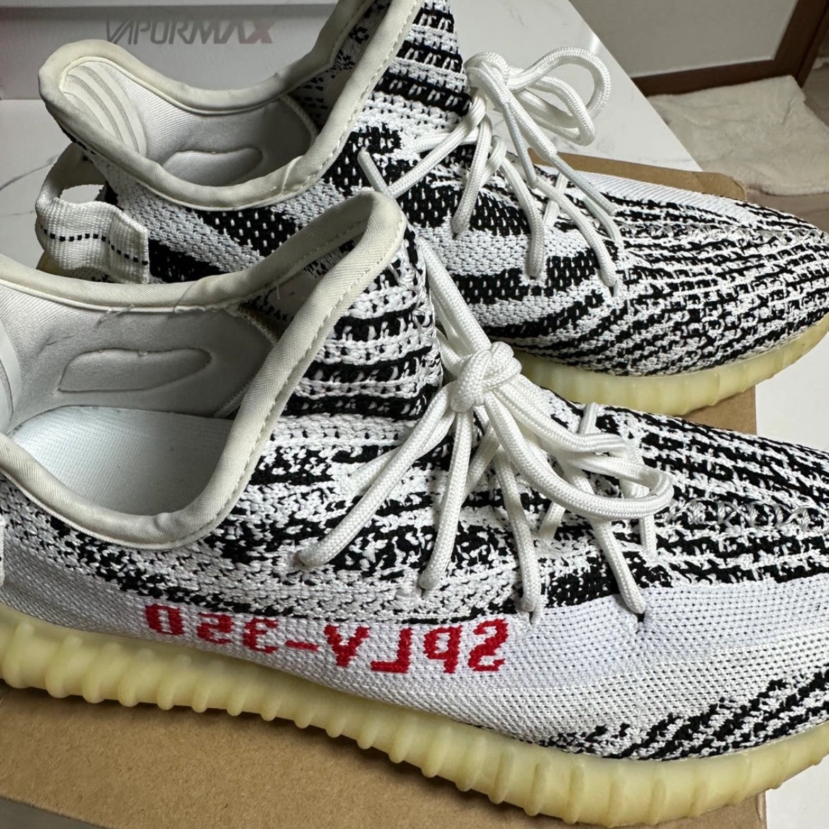 Adidas Yeezy Boost 350 V2 Zebra 2022/2023 착용 스타일