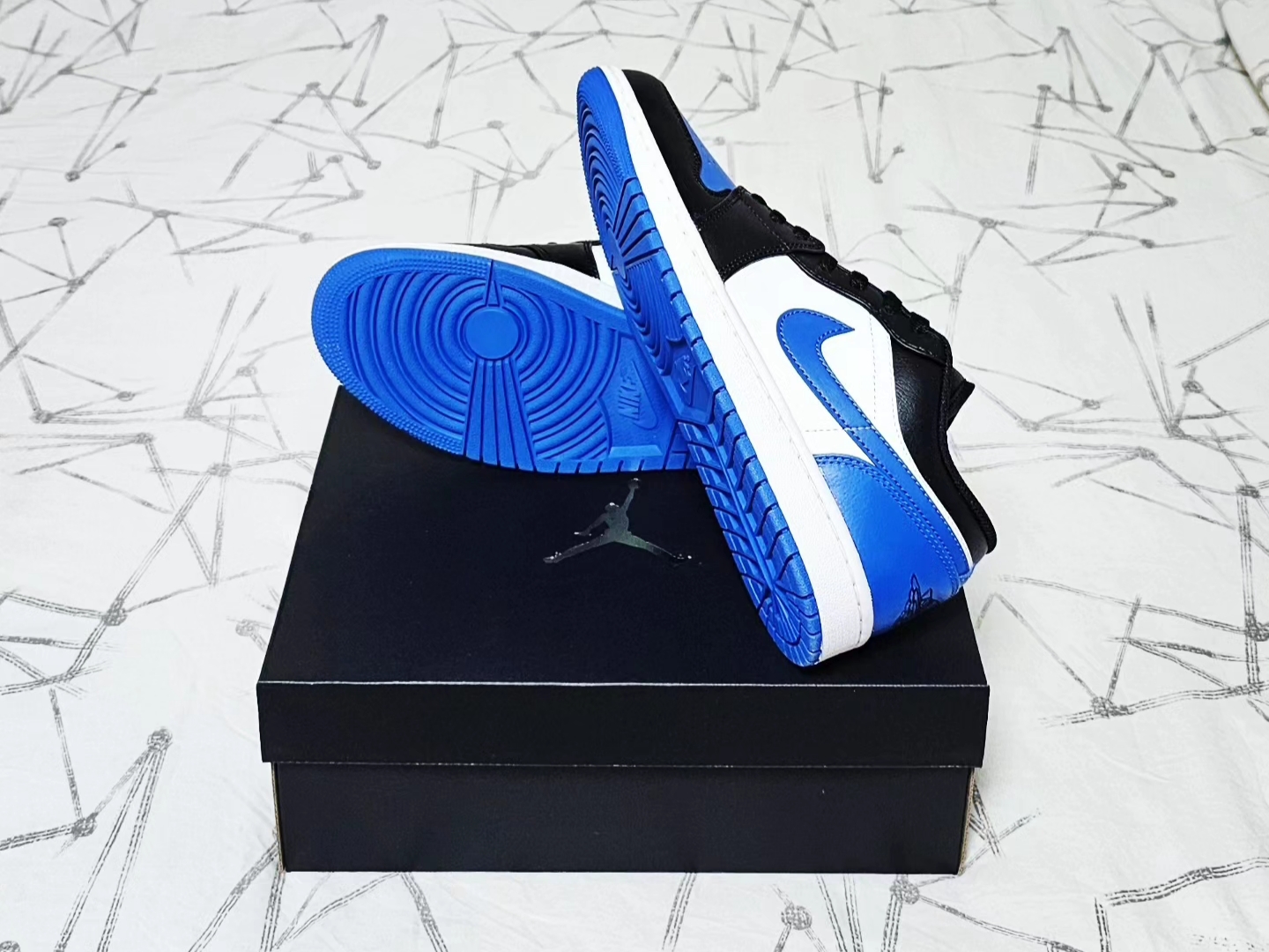 Jordan 1 Low Alternate Royal Toe 착용 스타일 - 4