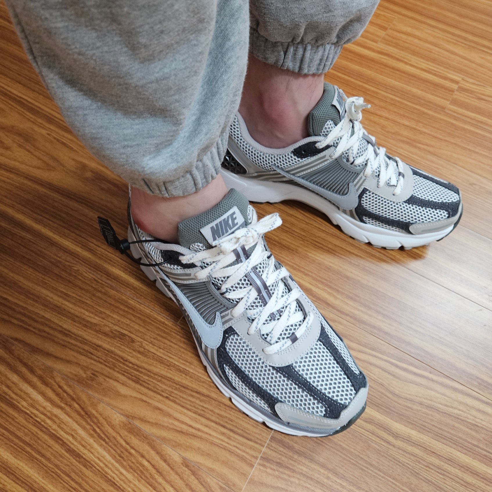 Nike Zoom Vomero 5 PRM Light Iron Ore and Flat Fewter 착용 스타일