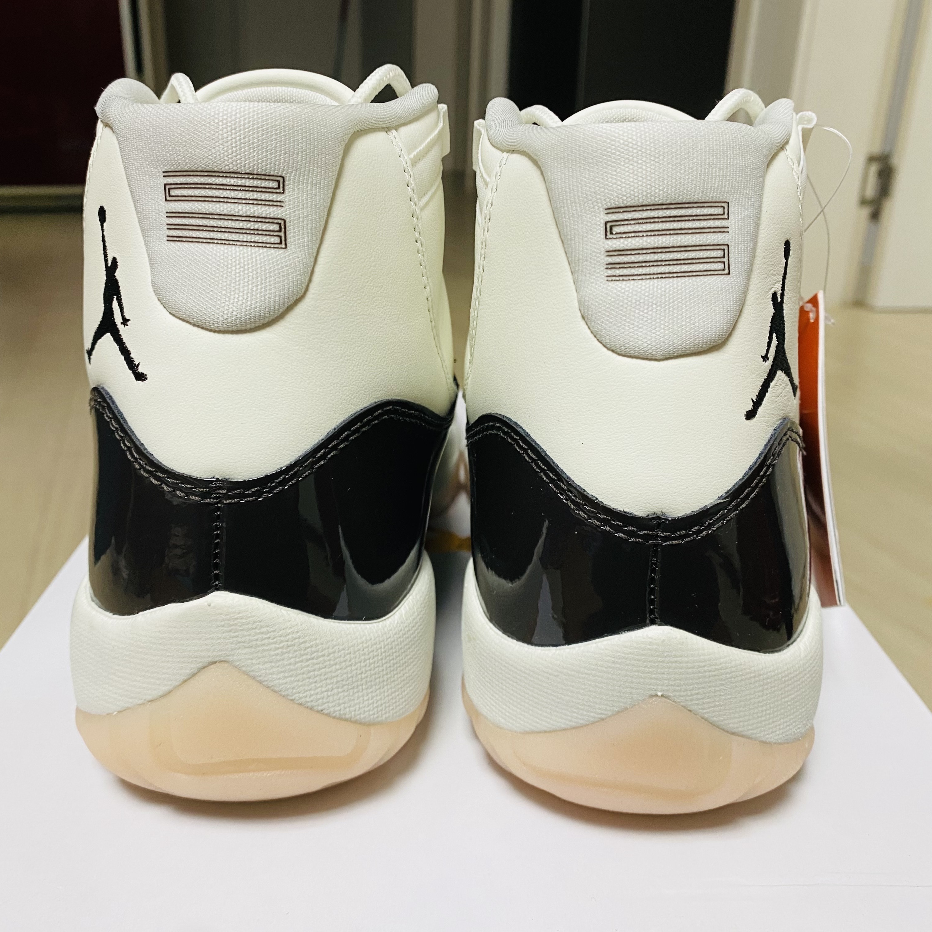 (W) Jordan 11 Retro Neapolitan 착용 스타일 - 4