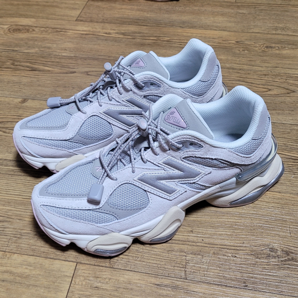 New Balance 9060 Grey Lilac 착용 스타일