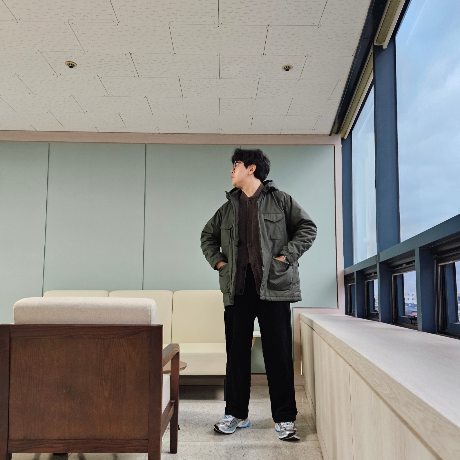 Puma Velophasis Phased White Porcelain, Uniqlo x Engineered Garments Pufftech Utility Jacket Olive 착용 스타일 - 3