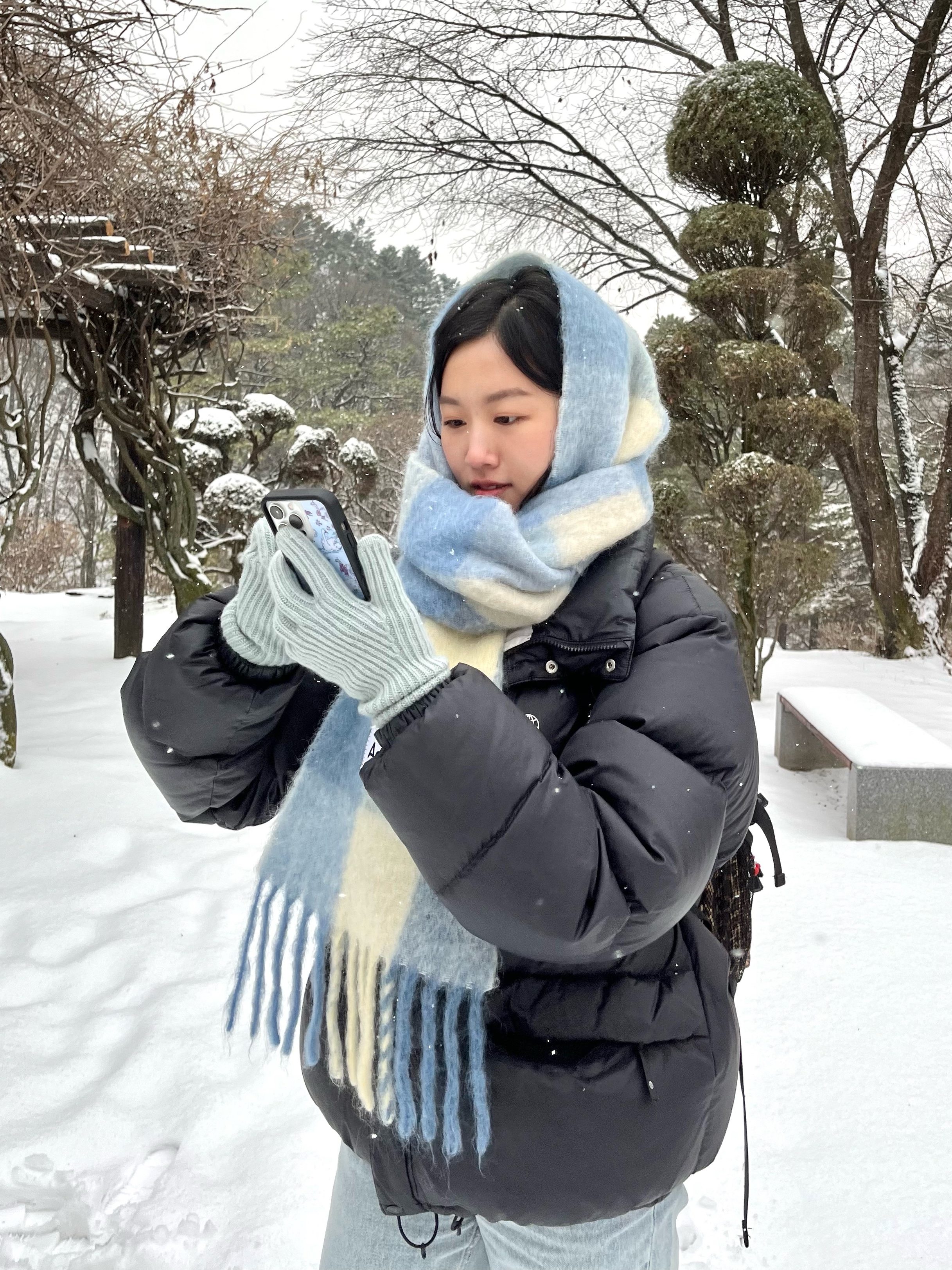 Acne Studios Mohair Check Muffler Pastel Blue Beige, Acne Studios Mohair Check Muffler Light Blue White 착용 스타일 - 1