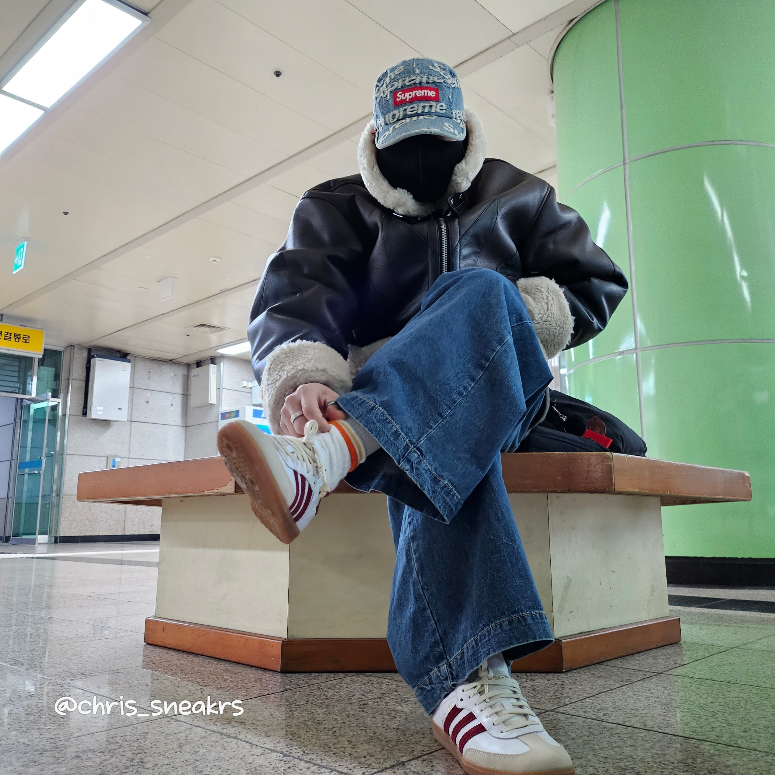 Supreme Frayed Logos Denim Camp Cap Blue - 21SS, Supreme Webbing Keychain Red - 23SS 착용 스타일 - 2