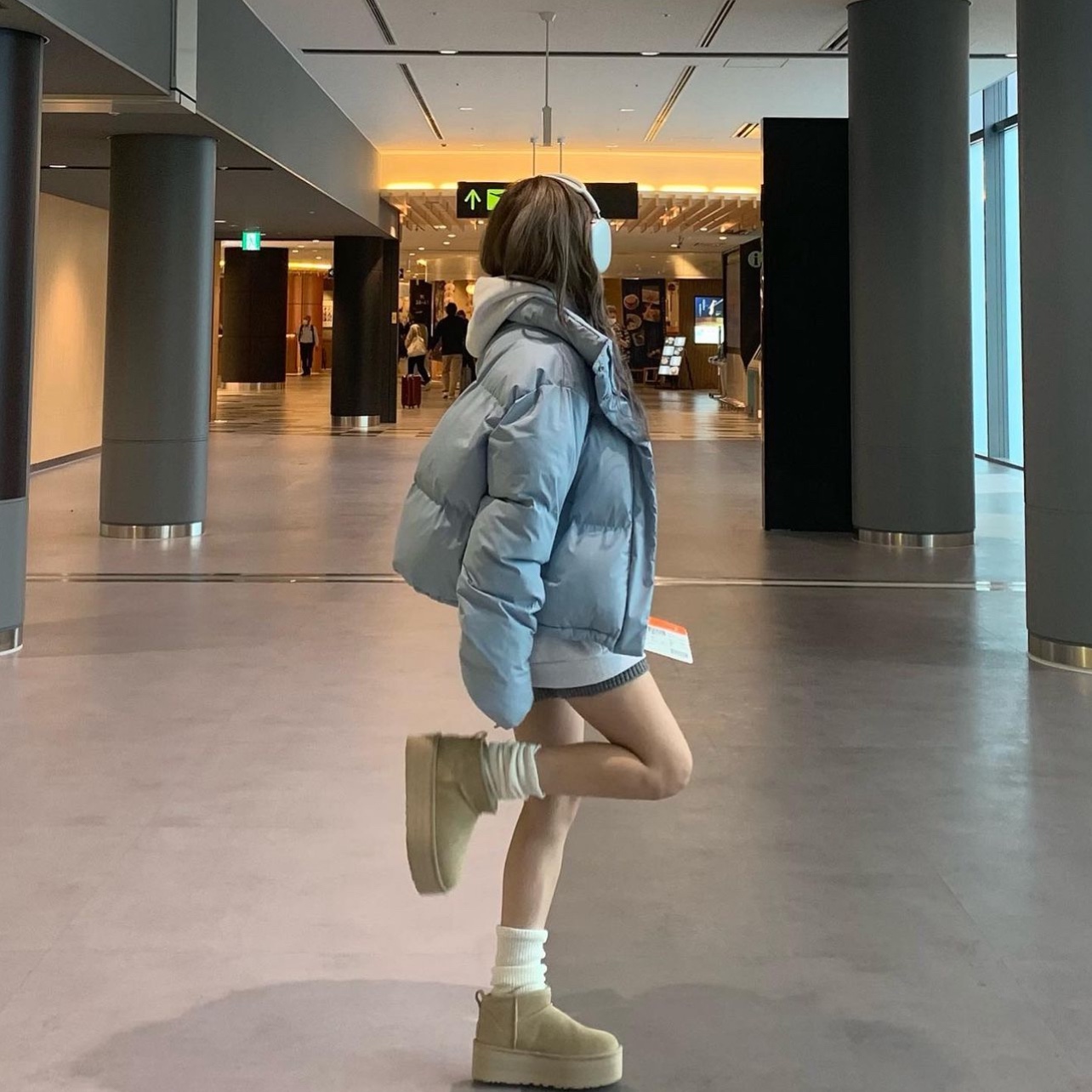 (W) UGG Classic Ultra Mini Platform Boots Chestnut 착용 스타일 - 1