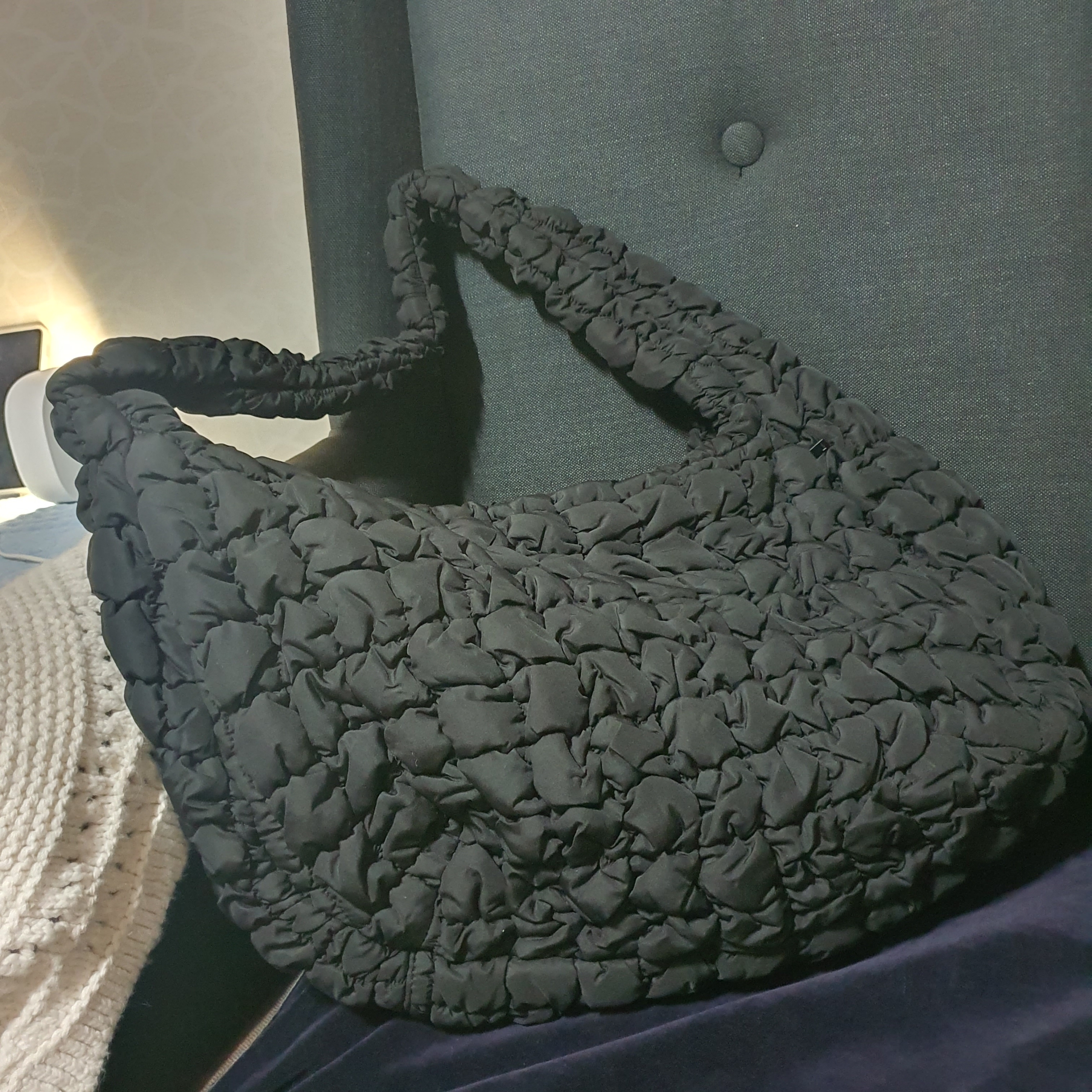 COS Quilted Oversized Shoulder Bag Black 착용 스타일