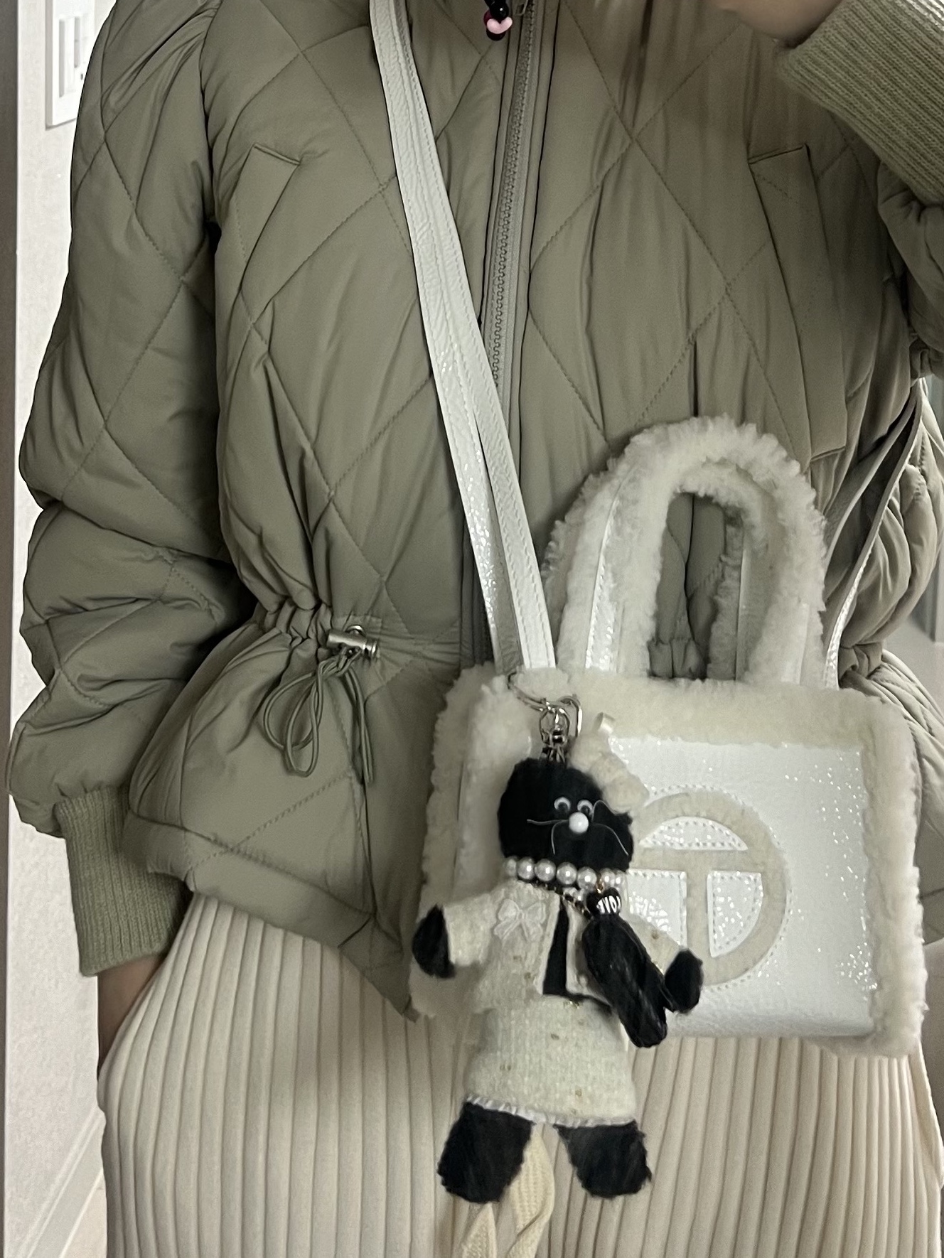 Telfar Small Shopping Bag White, (W) UGG Ultra Mini UGG Fluff Chestnut 착용 스타일 - 5
