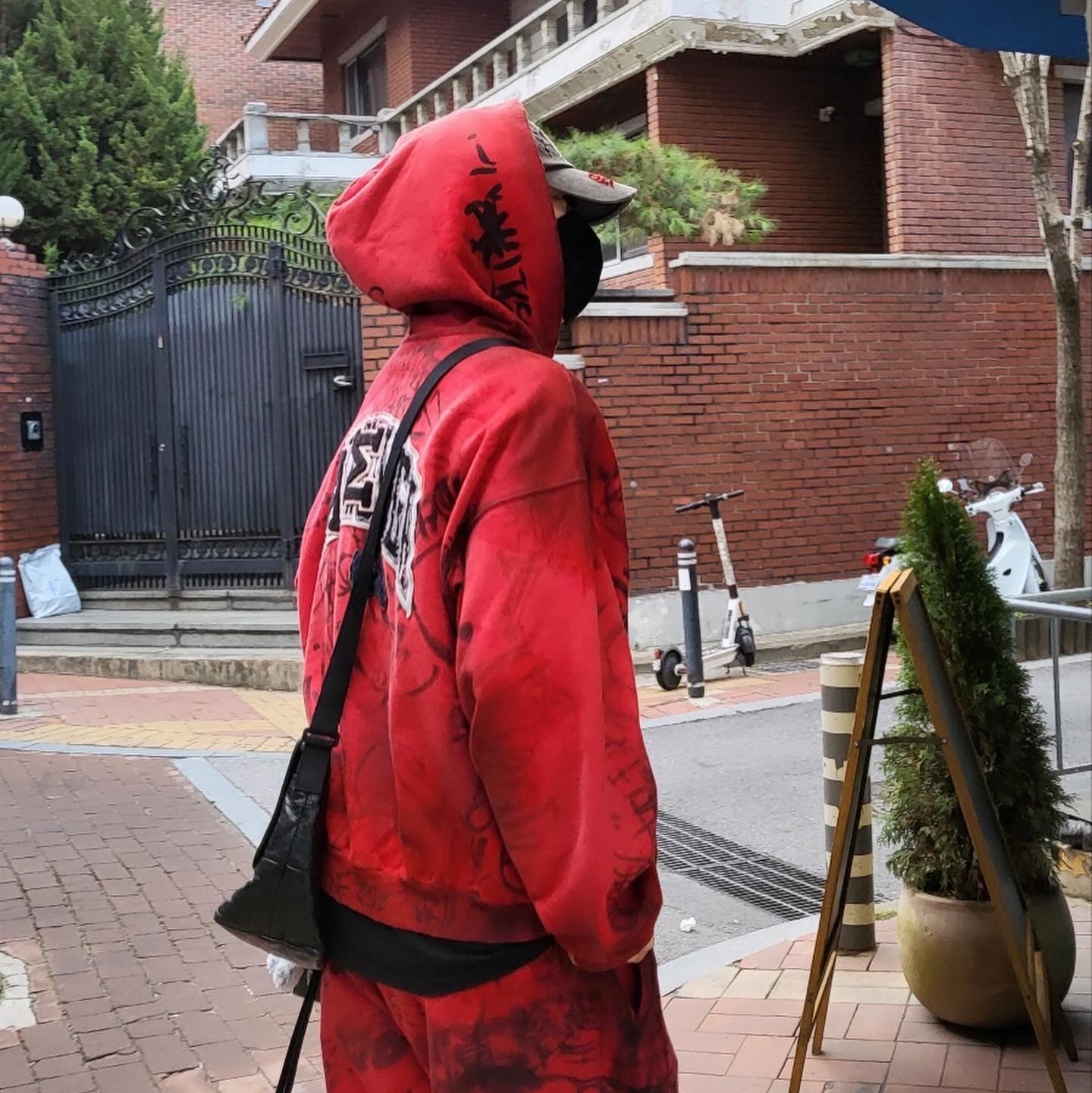 Balenciaga Skater Zip-Up Hoodie Medium Fit Red, Balenciaga Skater Baggy Sweatpants Red 착용 스타일 - 3