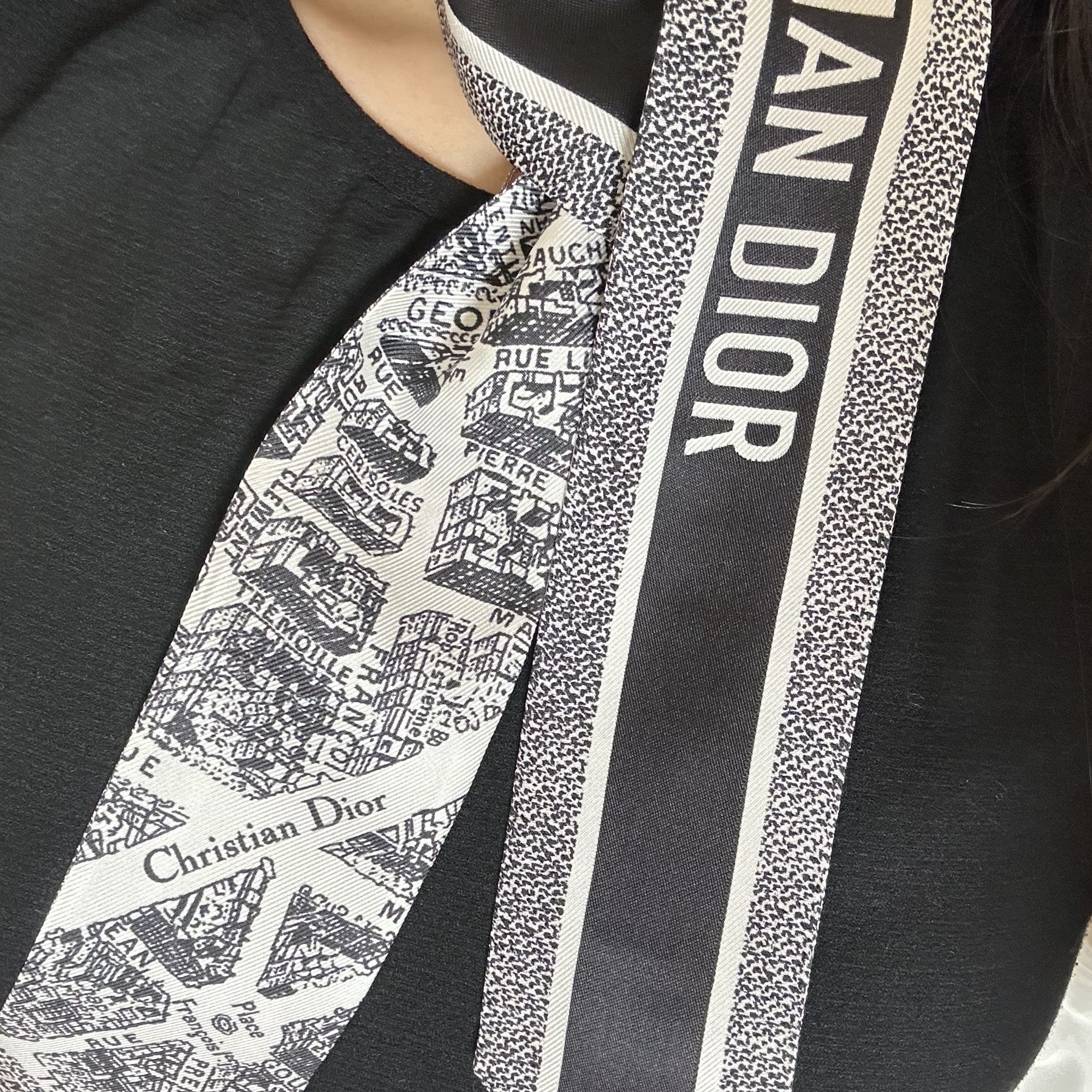 (W) Dior Plan De Paris Mitzah Scarf Silk Twill White Black 착용 스타일 - 5