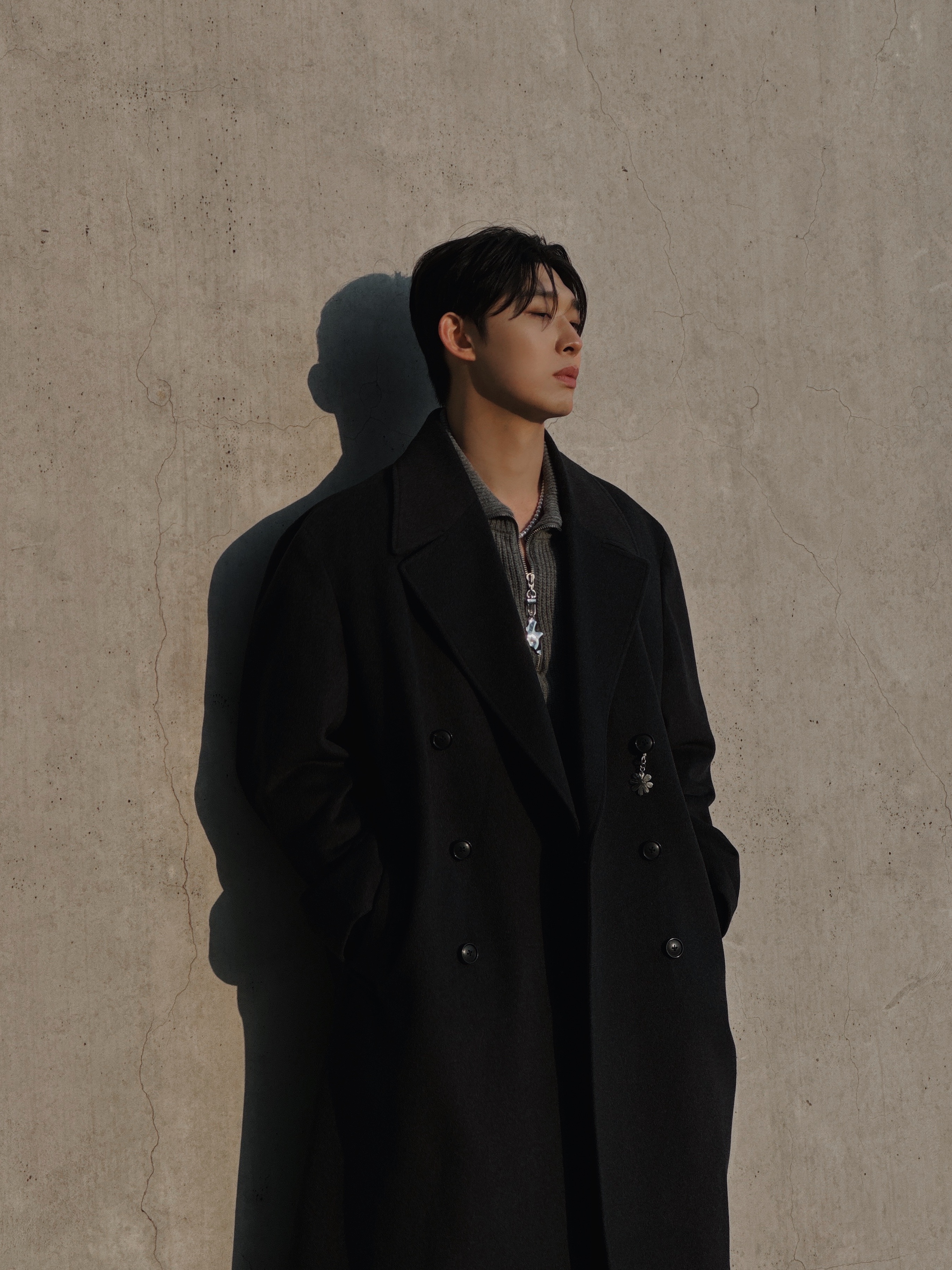 [KREAM 단독] STU Flower Metal Charm 착용 스타일 - 1