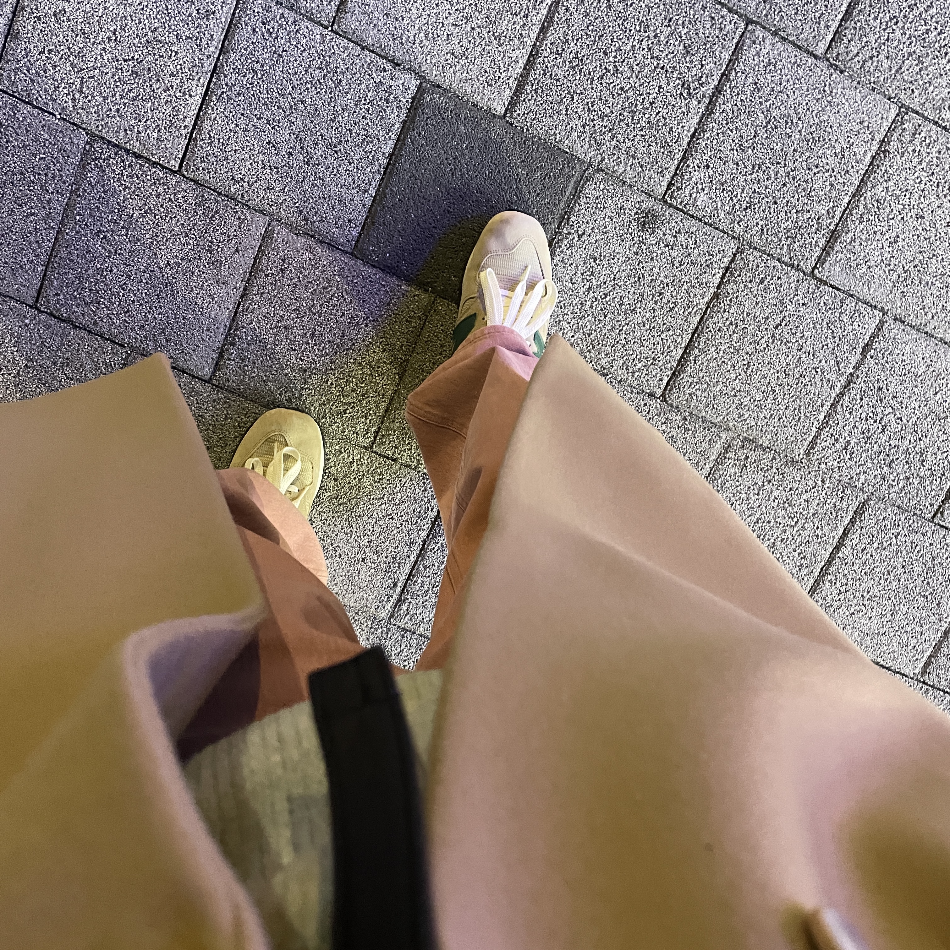 New Balance 990v1 Tan Green 착용 스타일